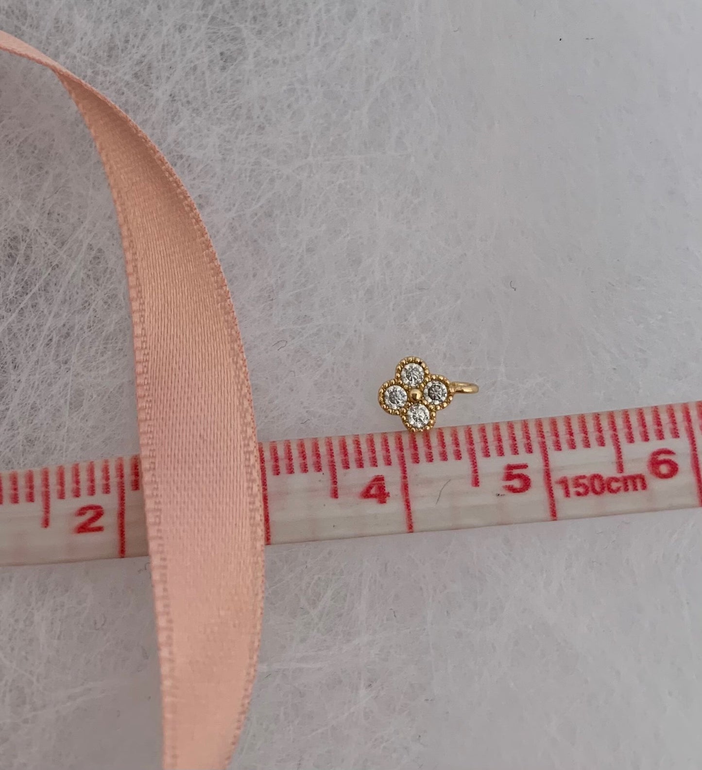 Petit pendentif trèfle 7,5 mm, plaqué or zirconium, micro pendentif doré
