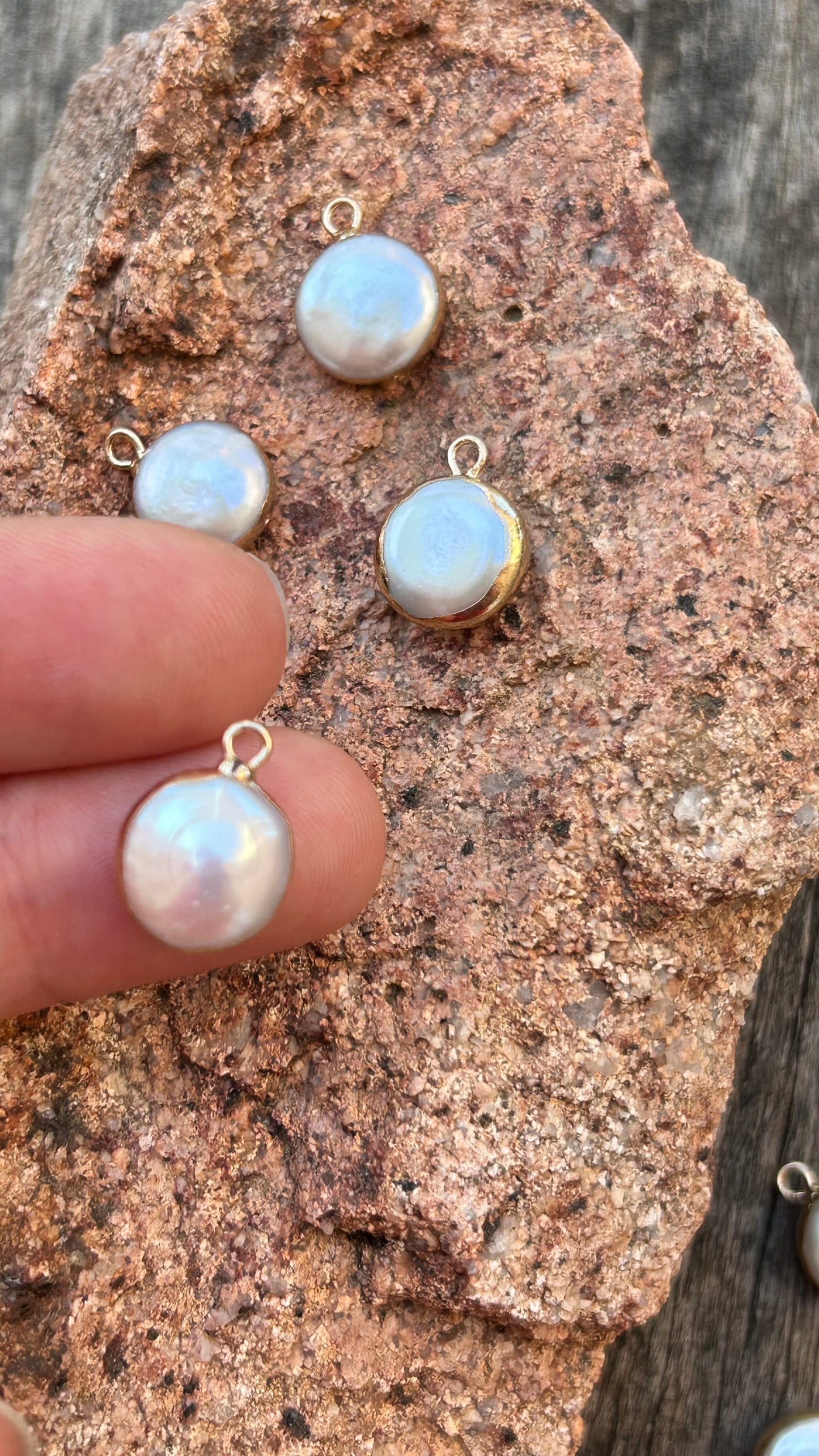 Pendentif en perle eau douce naturelle 12x15 mm blanche et or