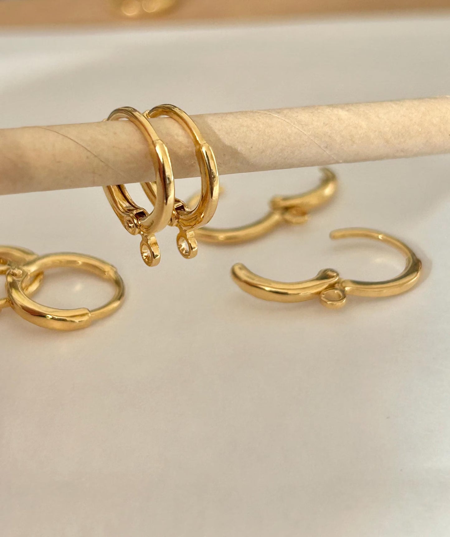 Paire de Dormeuses Rondes 13mm / Plaque or 24 carats 3 microns / boucle d'oreille plaqué or / mini créoles épaisses, mono boucle