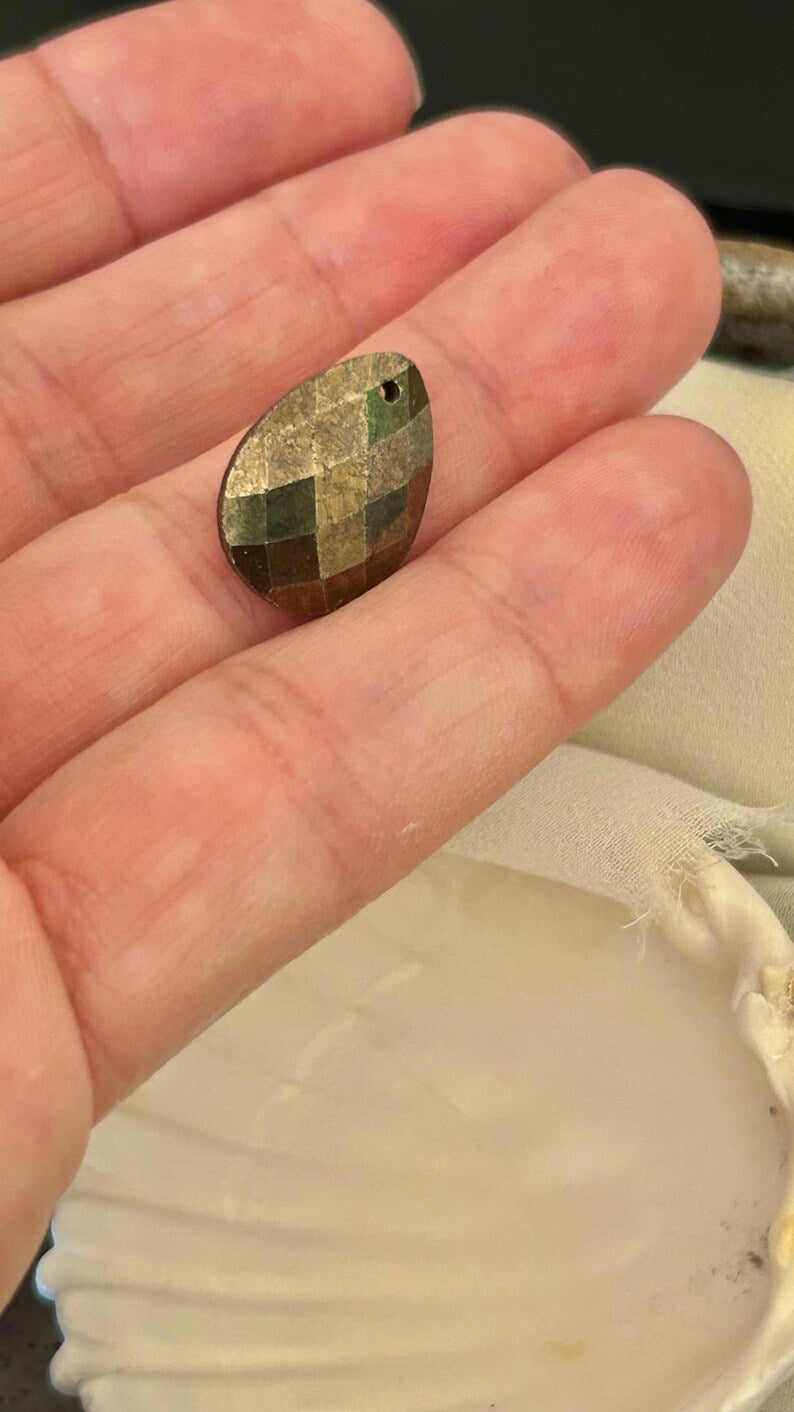 Pendentif Pyrite d’Inde 13x18mm forme goutte facettées, gemme véritable taillée et facettes, boho, été, collier plage