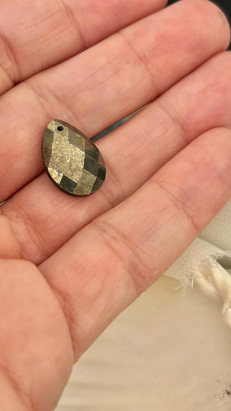 Pendentif Pyrite d’Inde 13x18mm forme goutte facettées, gemme véritable taillée et facettes, boho, été, collier plage