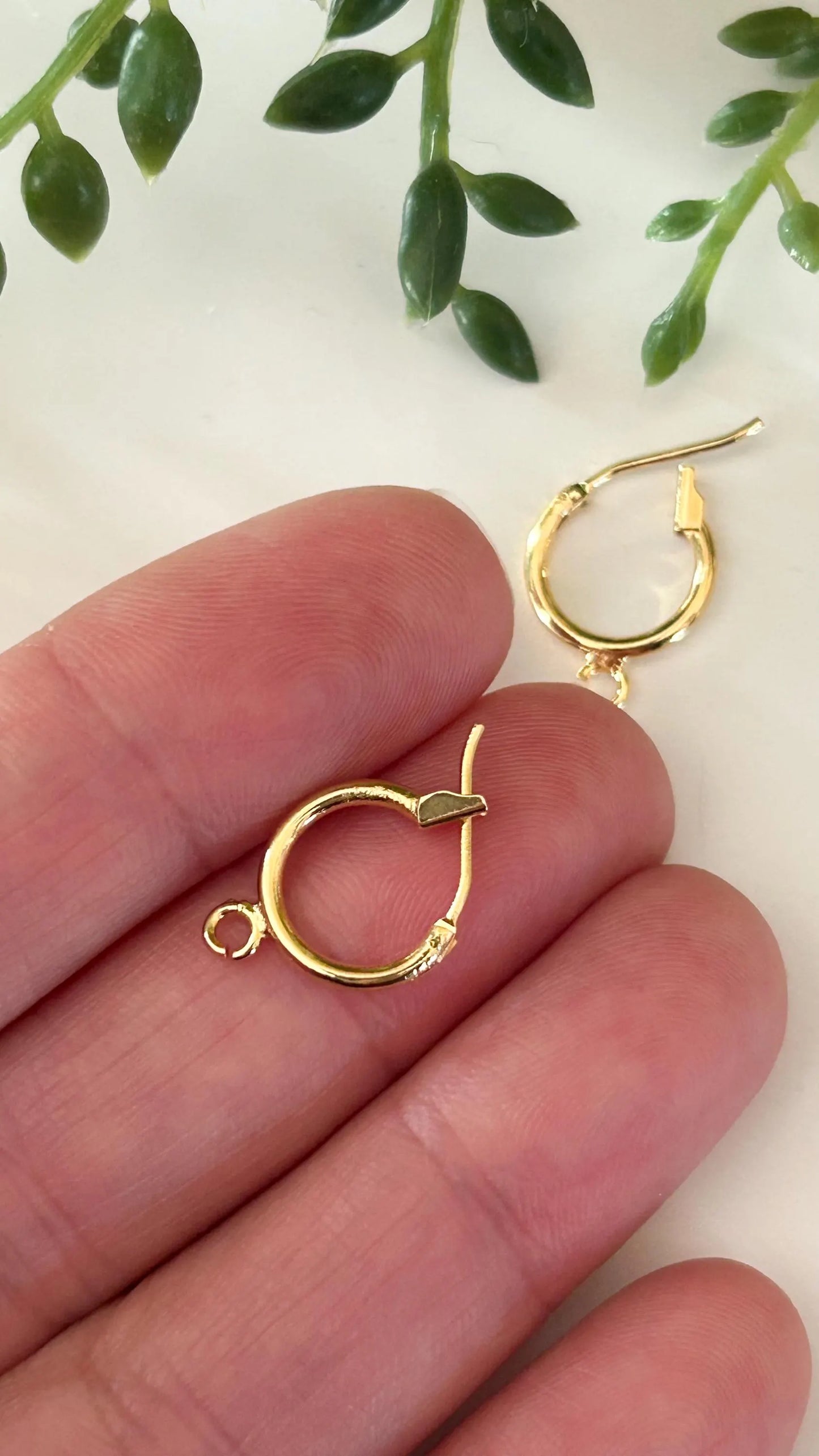 Mini creoles Rondes 12mm / Plaque or 24 carats 3 microns / dormeuses à levier, boucle d'oreille dorée / mono boucle