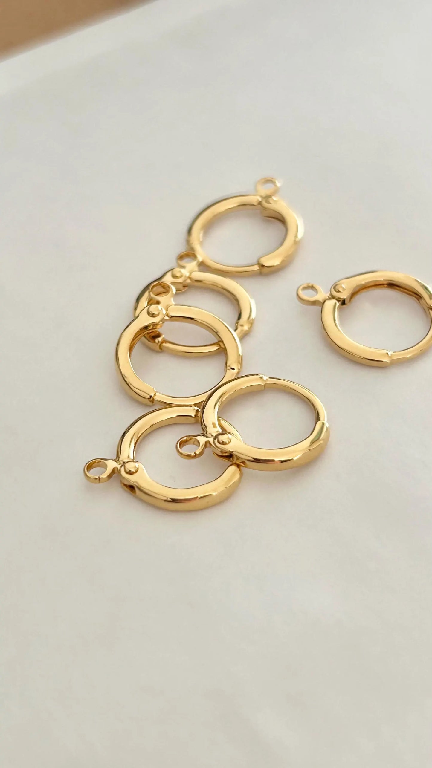 Paire de Dormeuses Rondes 13mm / Plaque or 24 carats 3 microns / boucle d'oreille plaqué or / mini créoles épaisses, mono boucle