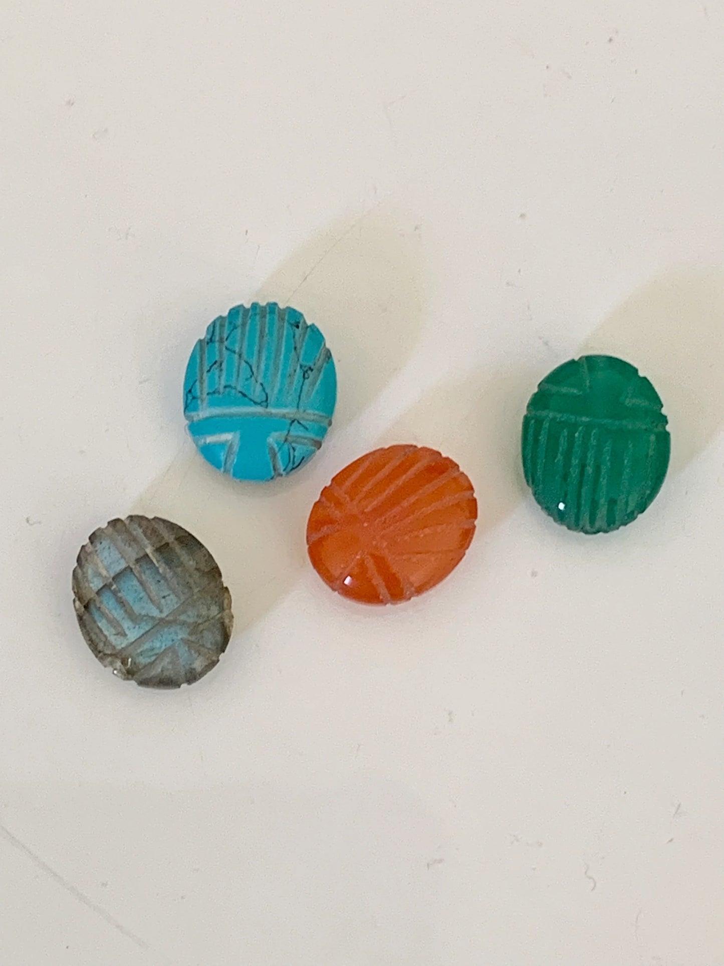 Scarabée 12 x 10mm en gemme naturelle, scarabée taillé sur la gemme