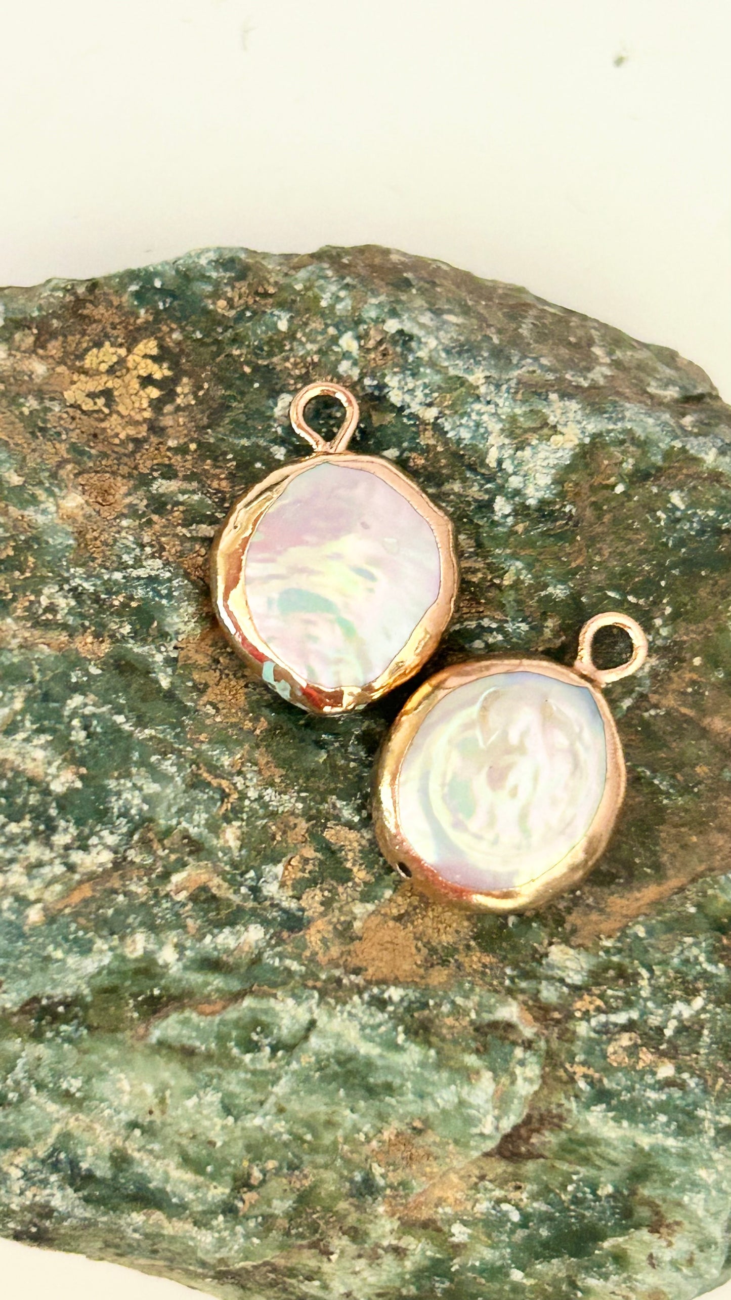 Pendentif en perle eau douce naturelle 12x15 mm blanche et or