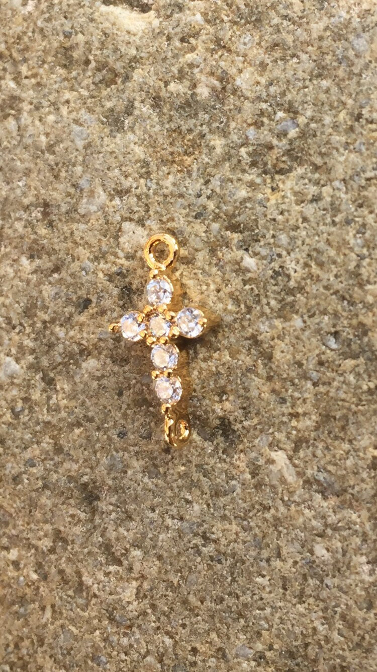 Connecteur croix Zircon et Plaqué Or 22 K 8,5 x 6,5 mm