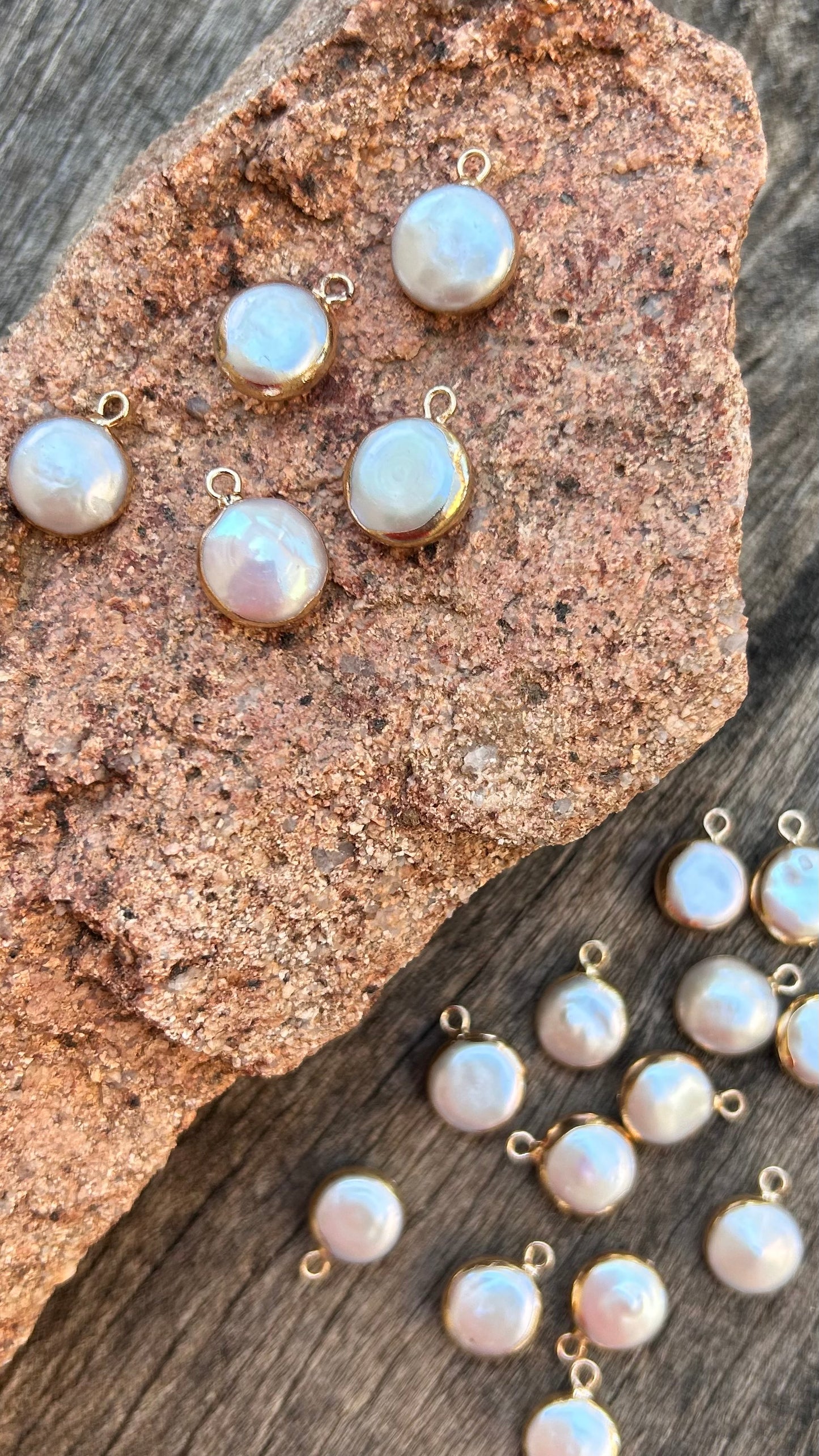 Pendentif en perle eau douce naturelle 12x15 mm blanche et or