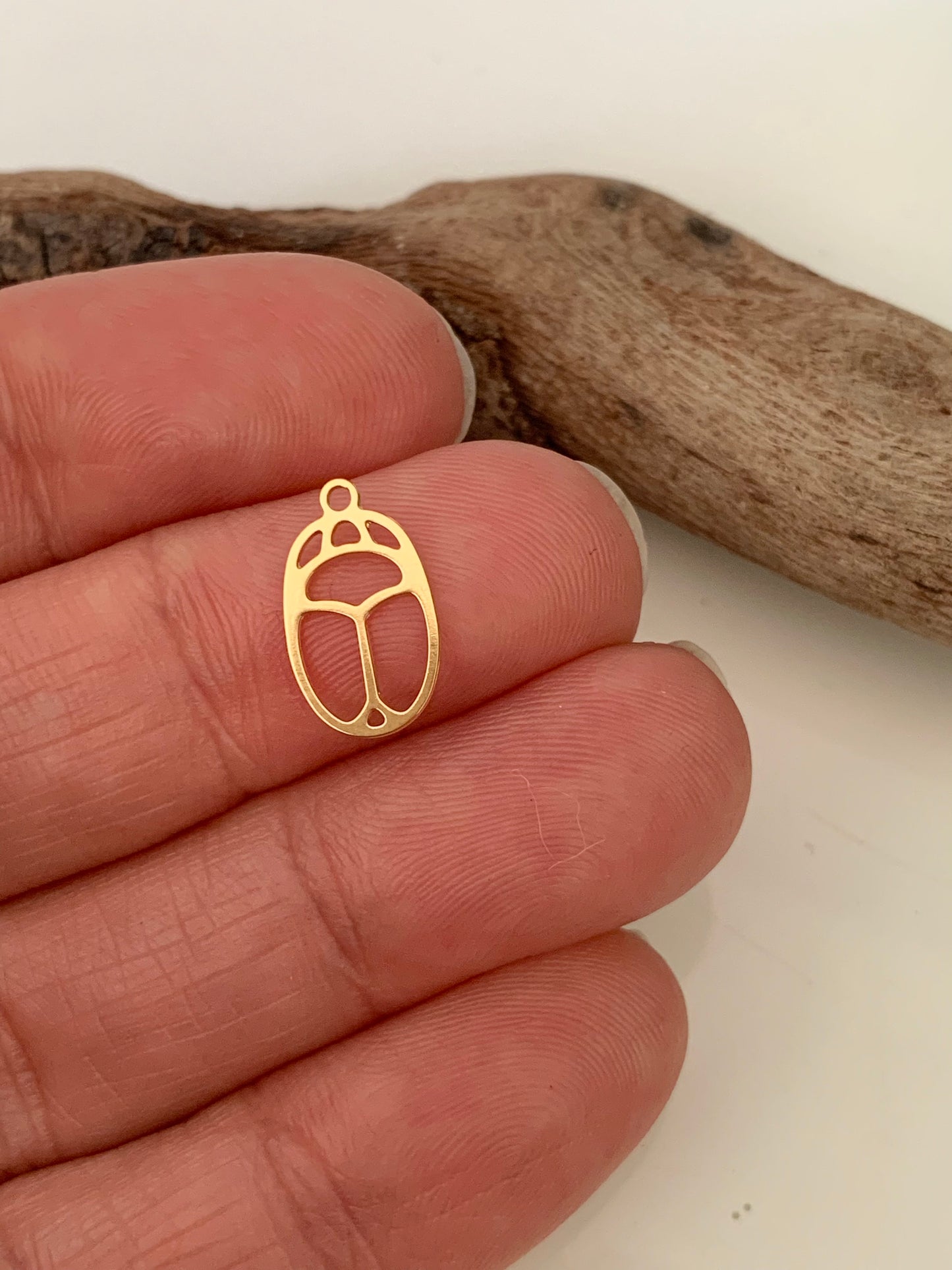 Scarabée 13,5 x 8mm doré, Pendentif scarabée plaqué or 24 carats