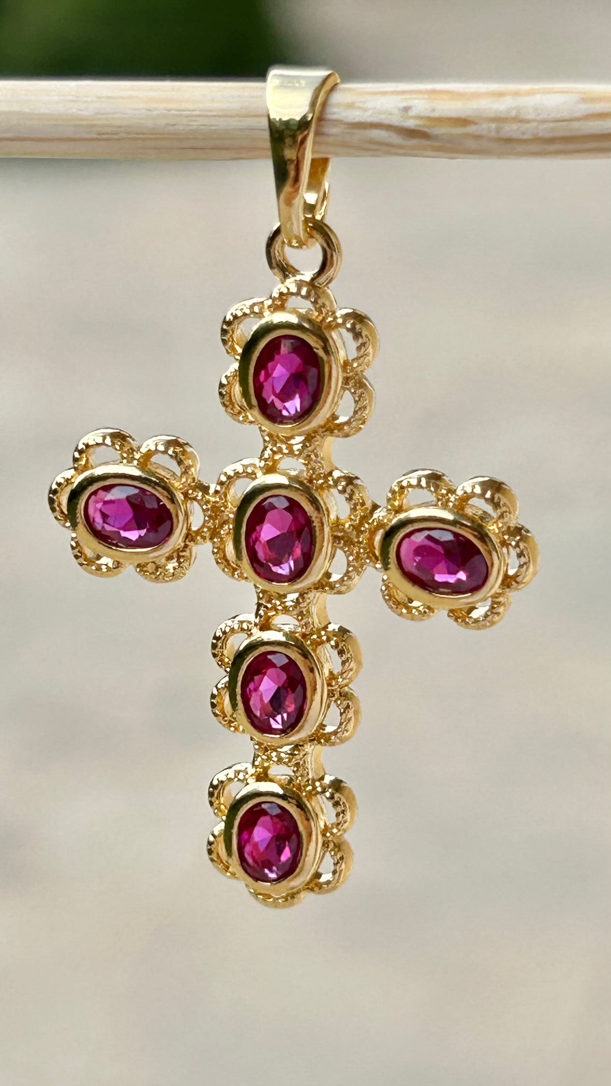 Pendentif Croix 37,5 x 21,7mm doré GM, couleur dorée et rubis plaqué or 24 carats
