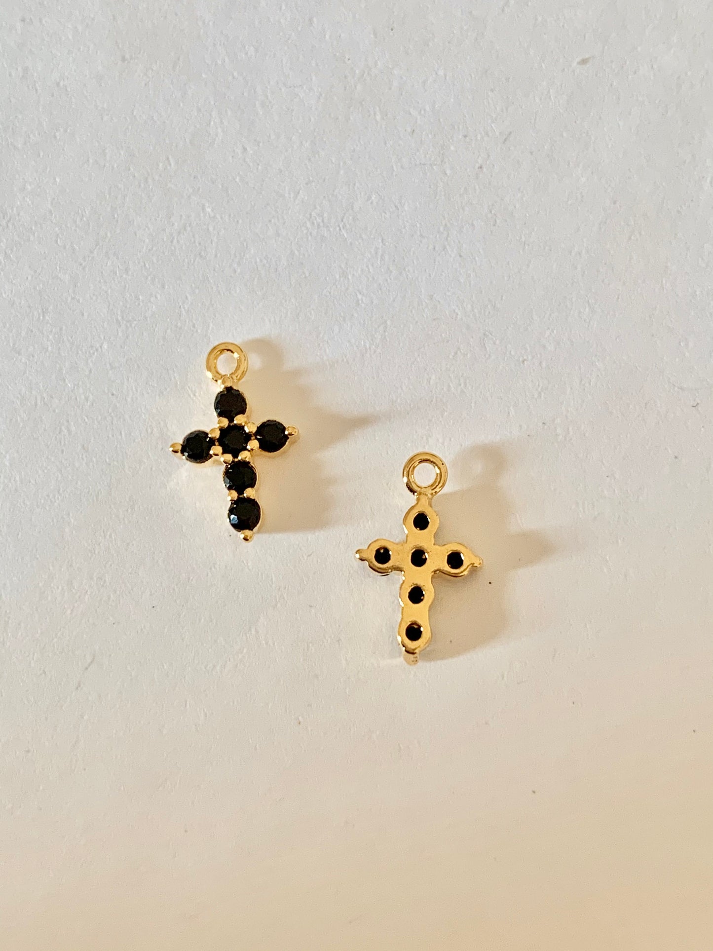 Pendentif croix Black Zircon et Plaqué Or 22 K 8,5 x 6,5 mm