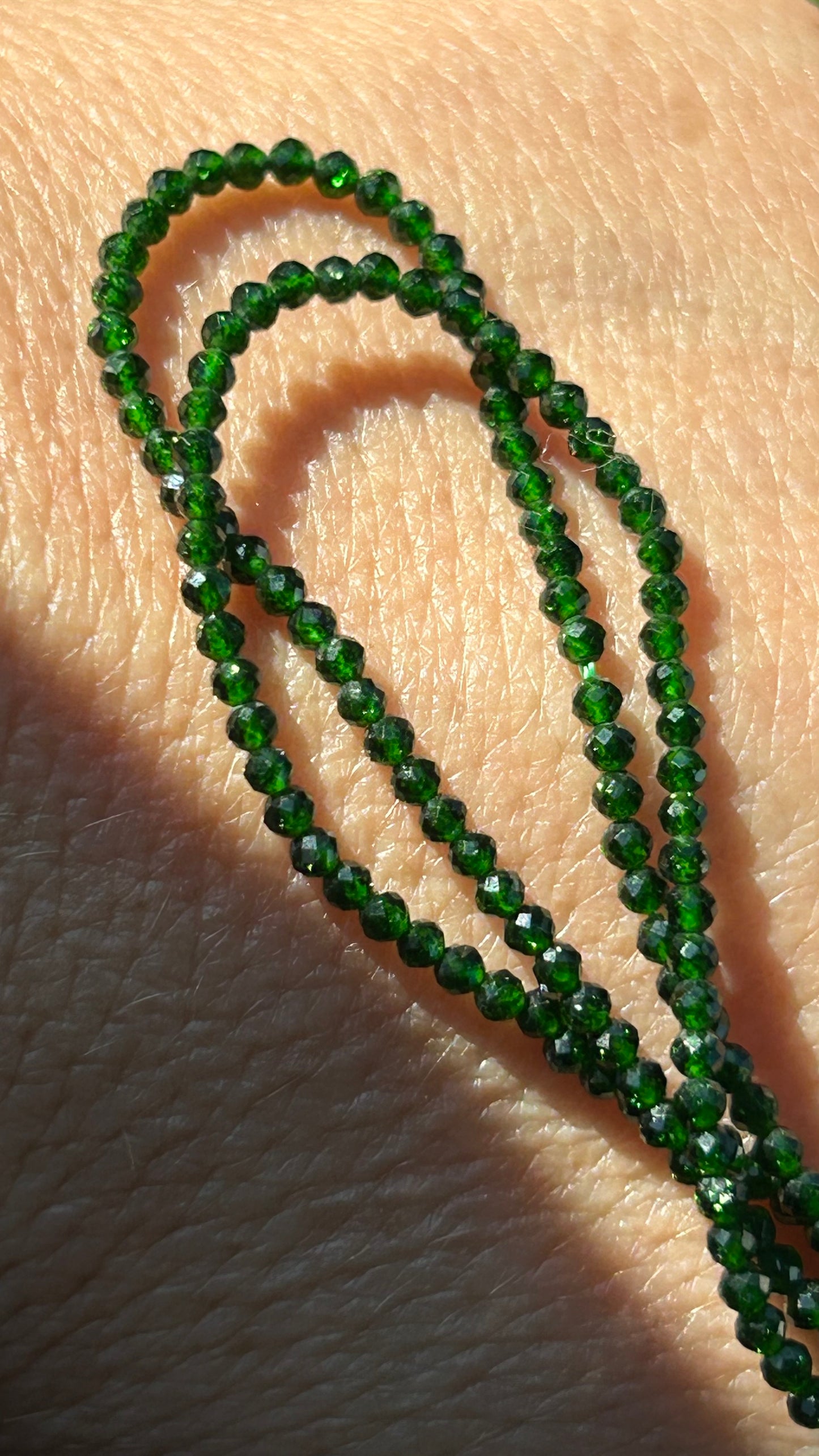 Green Sand Stone 2 mm facettes, rang 38cm perles facettes gemme naturelle 2mm tons verts lumineux