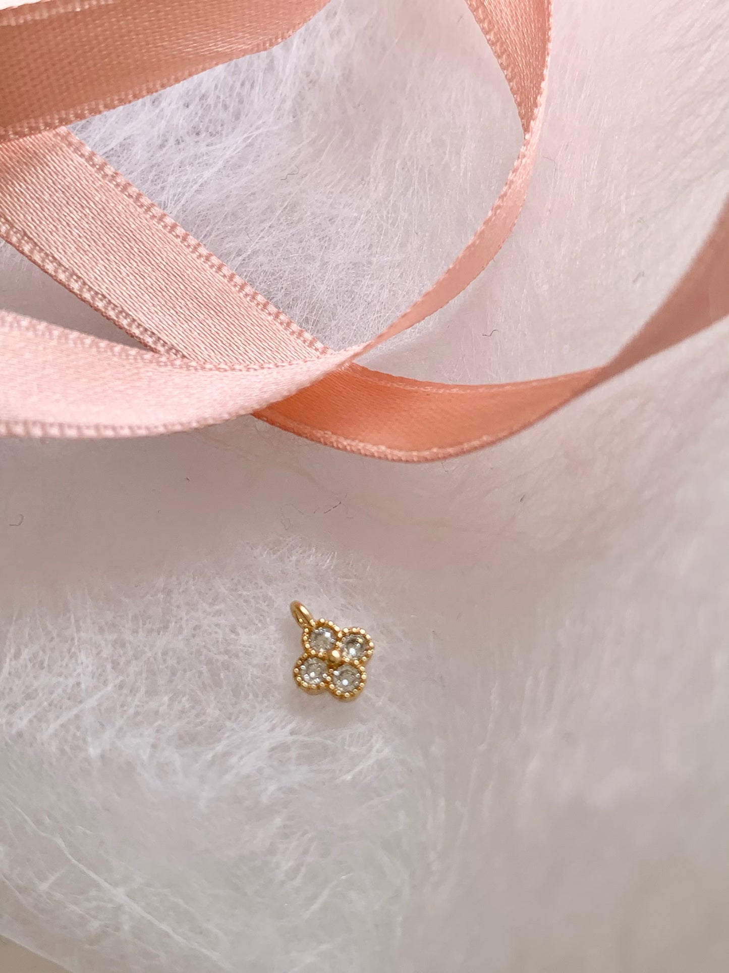 Petit pendentif trèfle 7,5 mm, plaqué or zirconium, micro pendentif doré