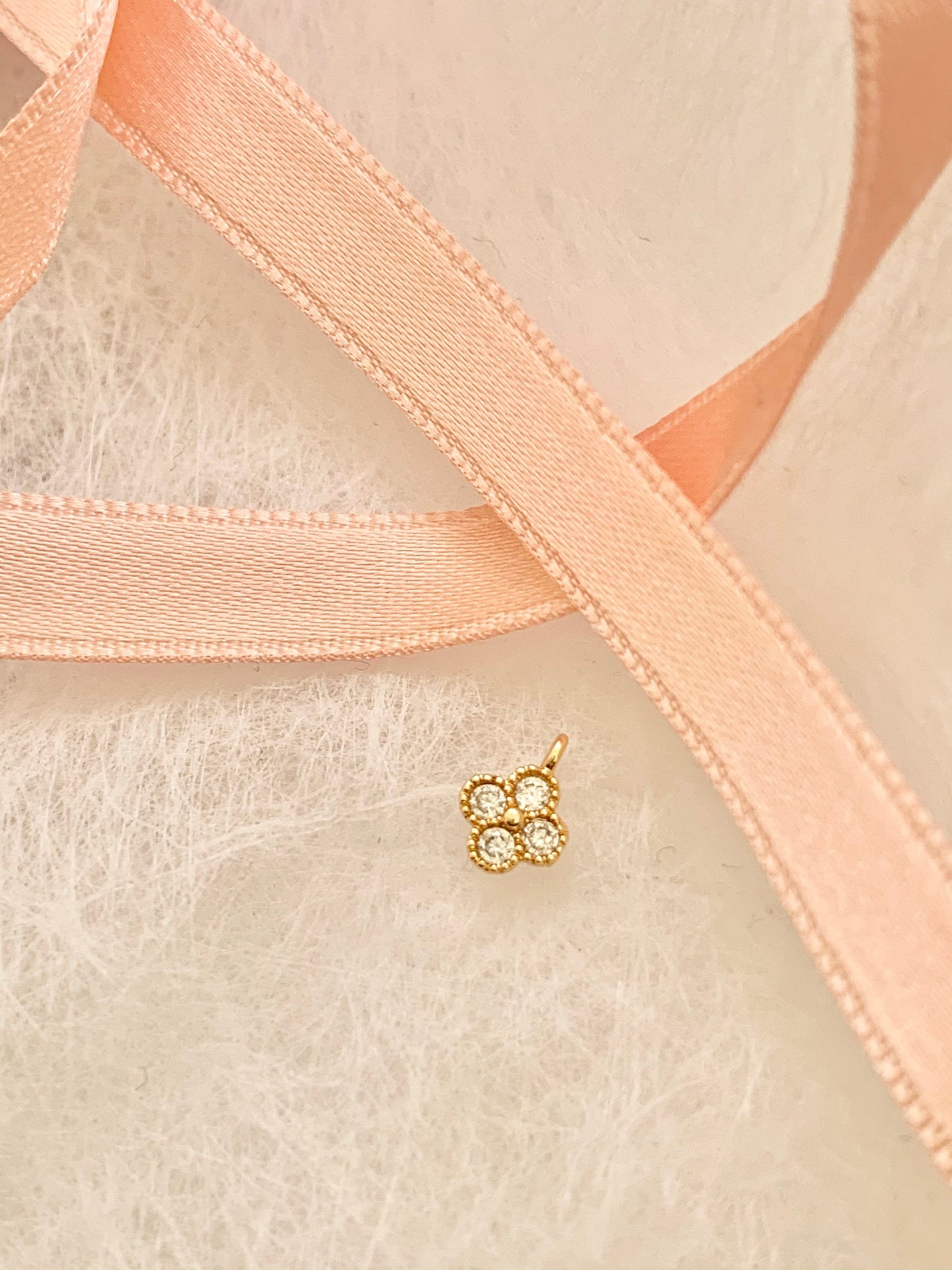 Petit pendentif trèfle 7,5 mm, plaqué or zirconium, micro pendentif doré