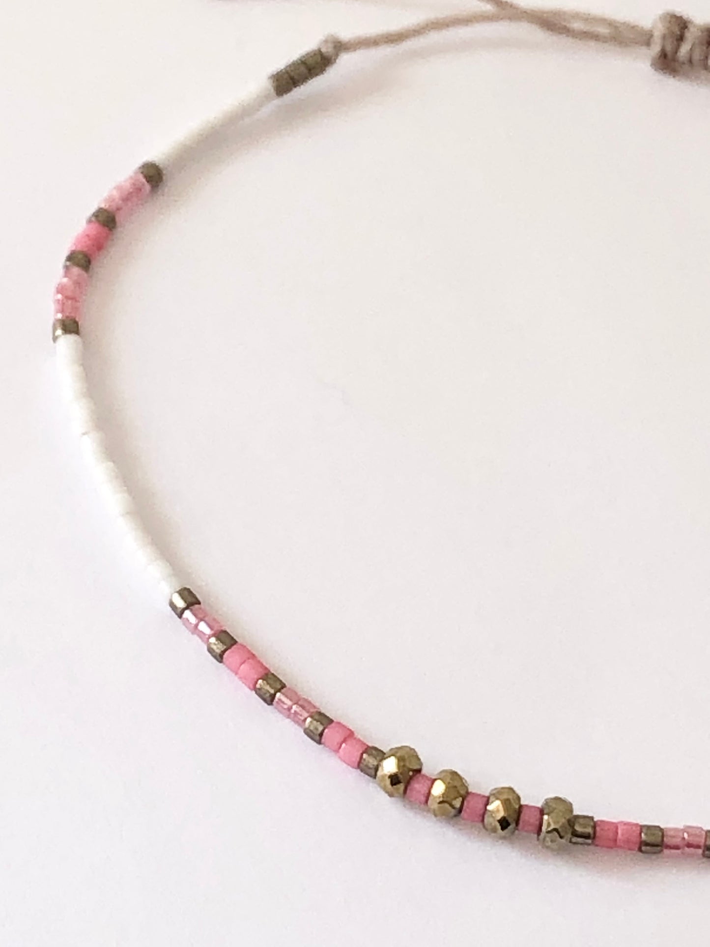 Bracelet cordon ajustable perles japonaises Miyuki roses, blanches et perles bronze