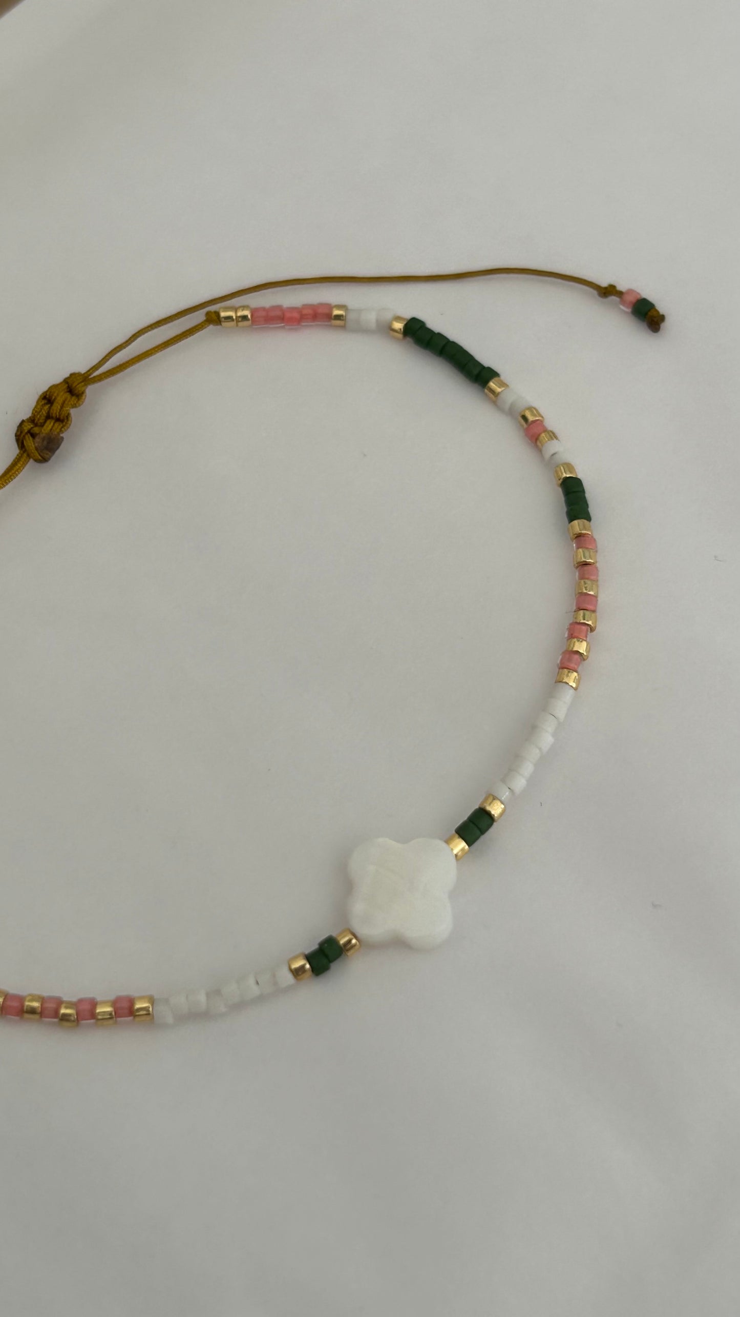 Bracelet cordon ajustable perles Miyuki et trèfle nacre