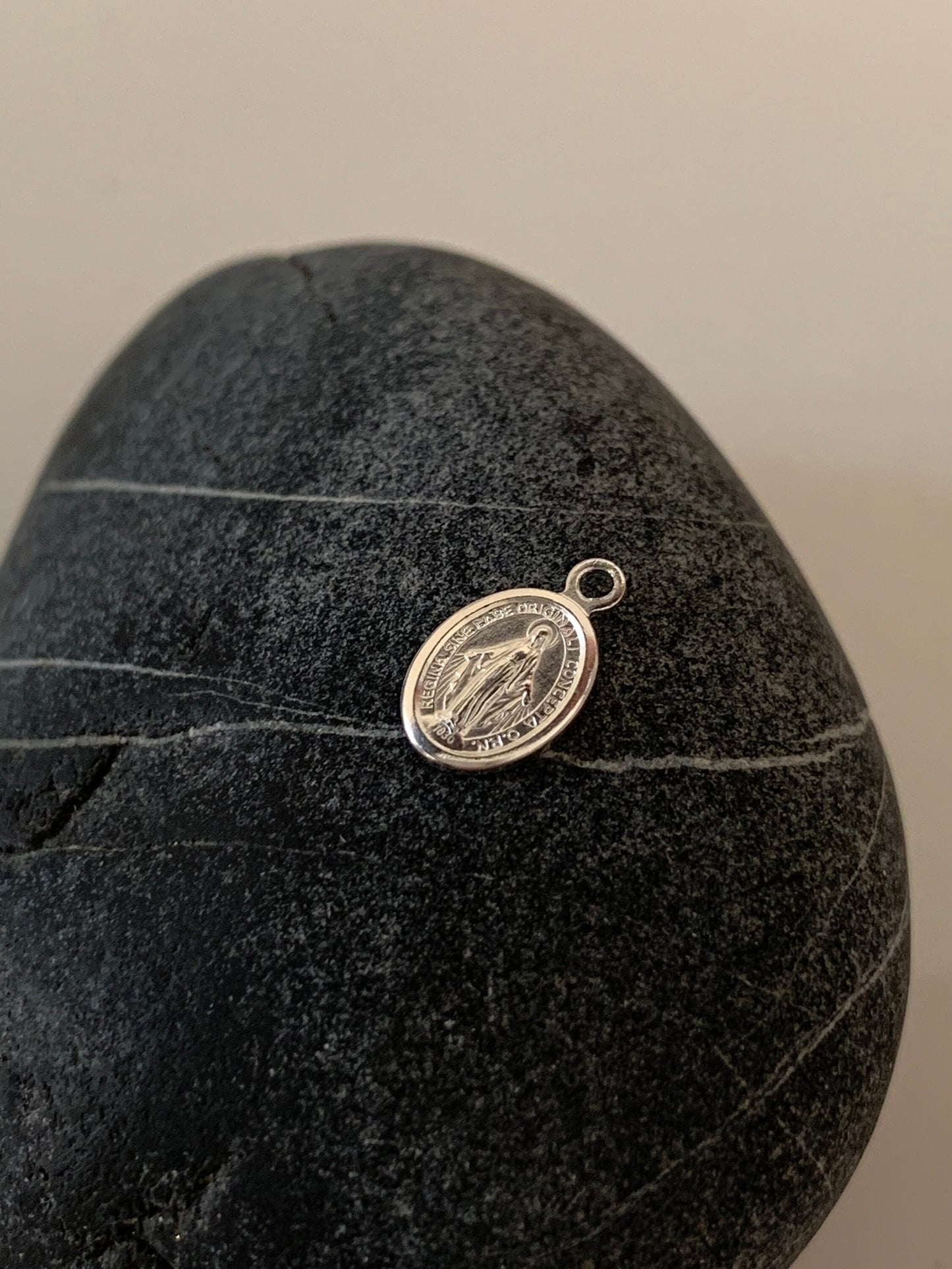 Petit Pendentif Vierge argent véritable 10 mm, Madone en argent pur 925/1000 pour chapelet ou créations de bijoux 10mm