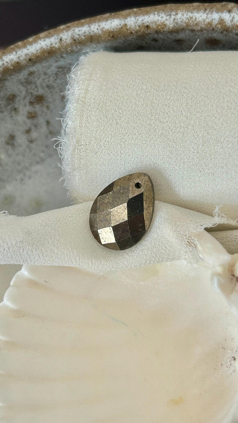 Pendentif Pyrite d’Inde 13x18mm forme goutte facettées, gemme véritable taillée et facettes, boho, été, collier plage