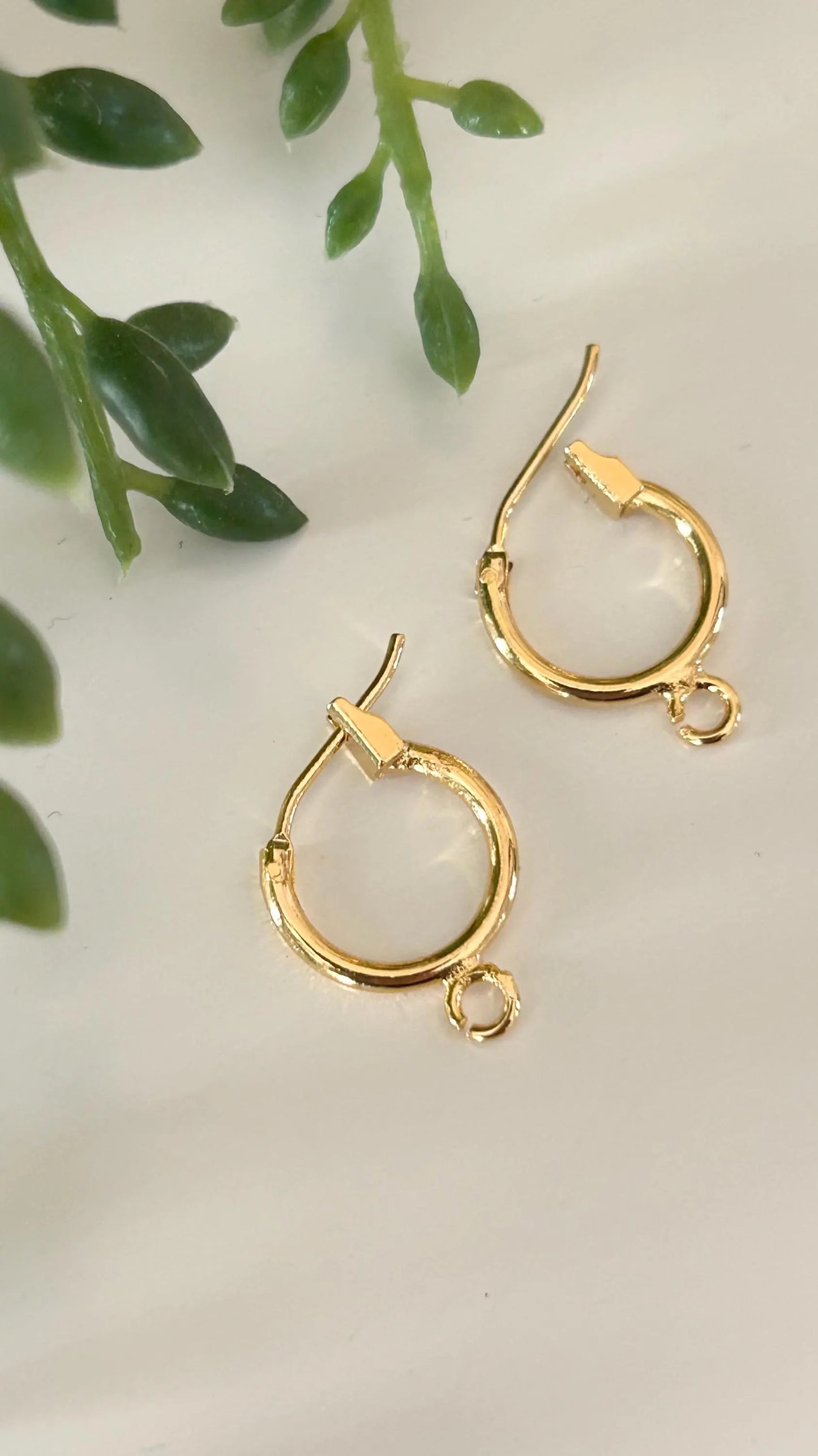 Mini creoles Rondes 12mm / Plaque or 24 carats 3 microns / dormeuses à levier, boucle d'oreille dorée / mono boucle