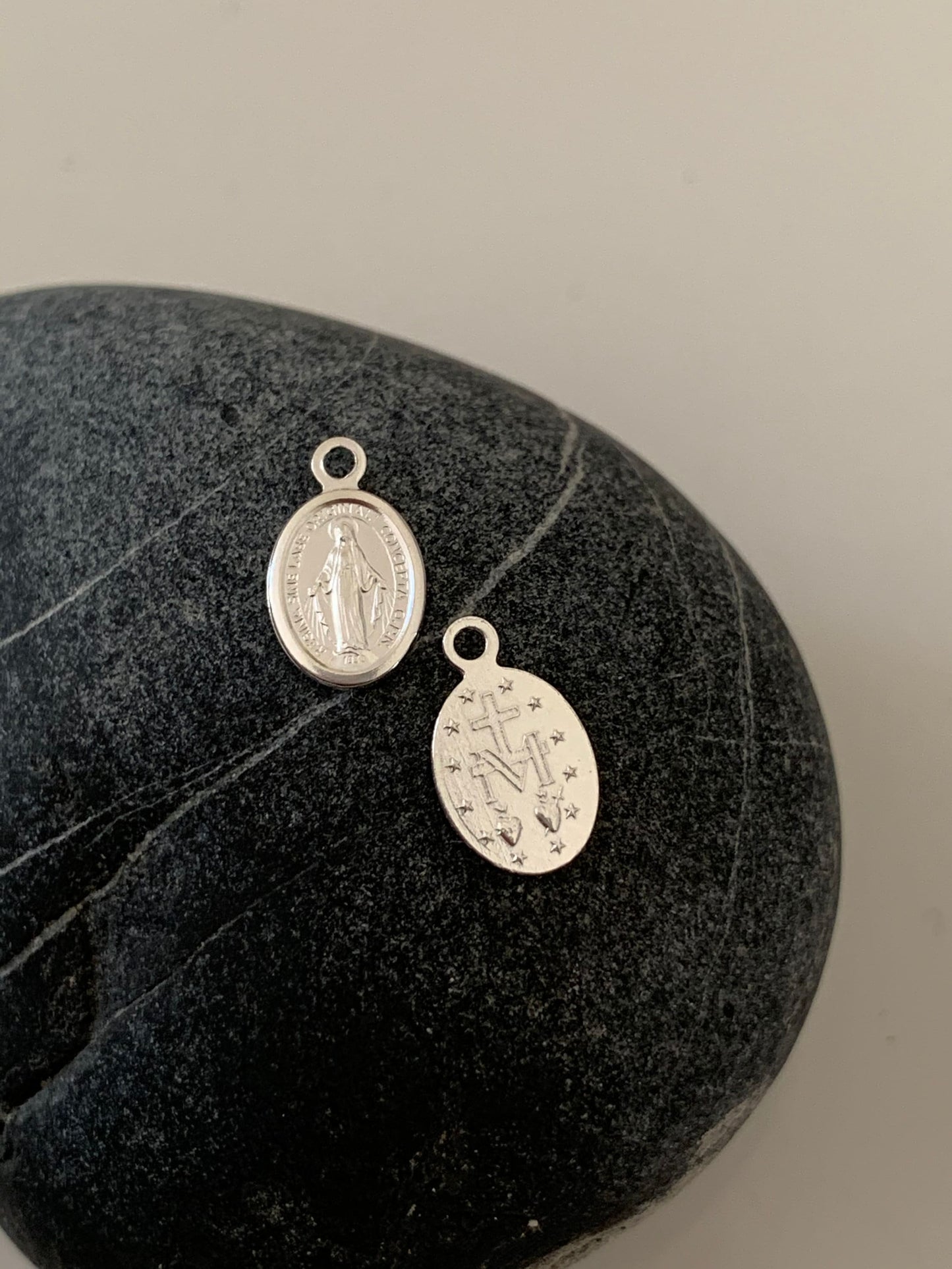 Petit Pendentif Vierge argent véritable 10 mm, Madone en argent pur 925/1000 pour chapelet ou créations de bijoux 10mm