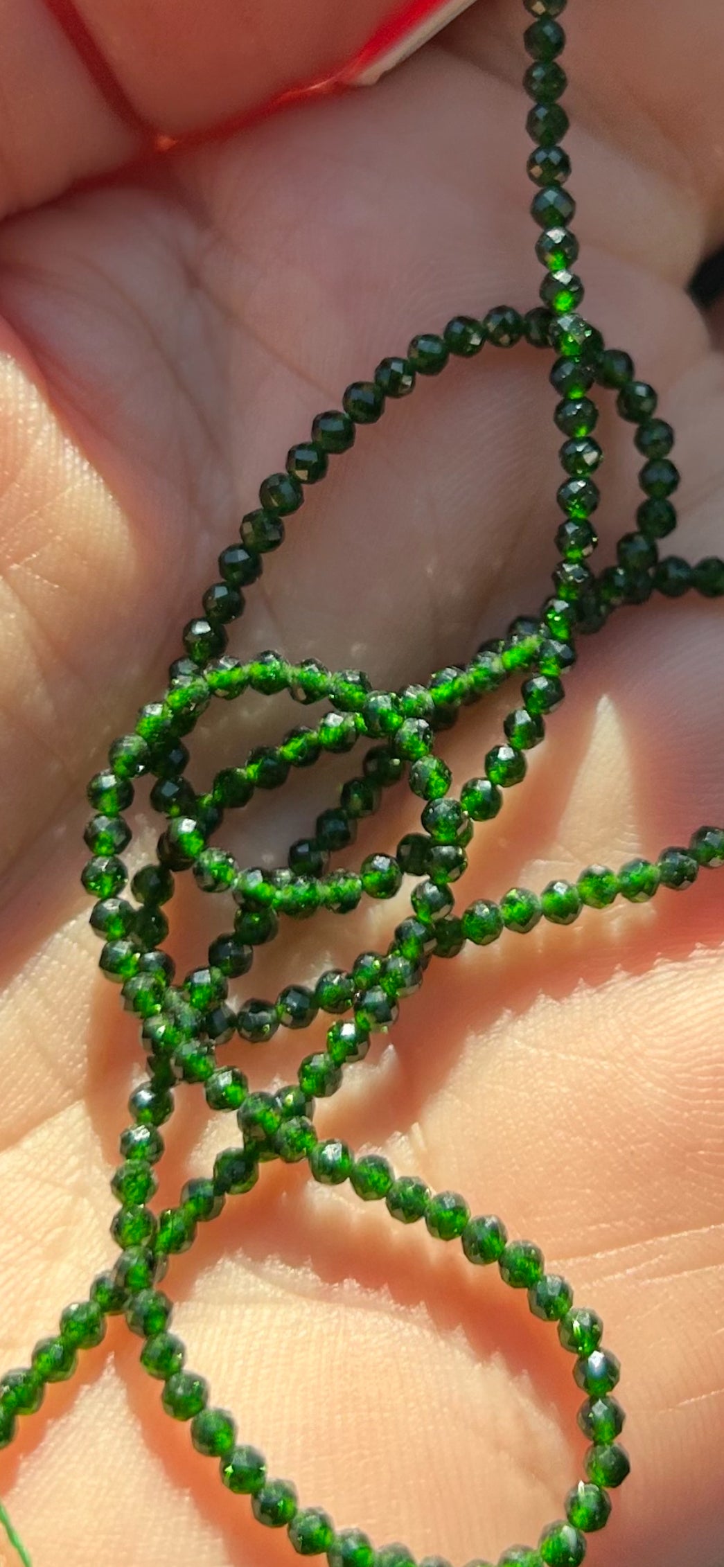 Green Sand Stone 2 mm facettes, rang 38cm perles facettes gemme naturelle 2mm tons verts lumineux