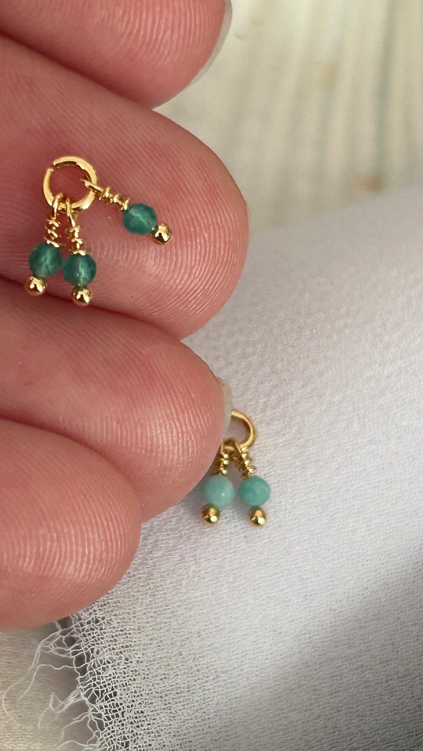 Grelot de 3 perles boule or, gemme Amazonite / onyx vert naturelle et rubis zircon