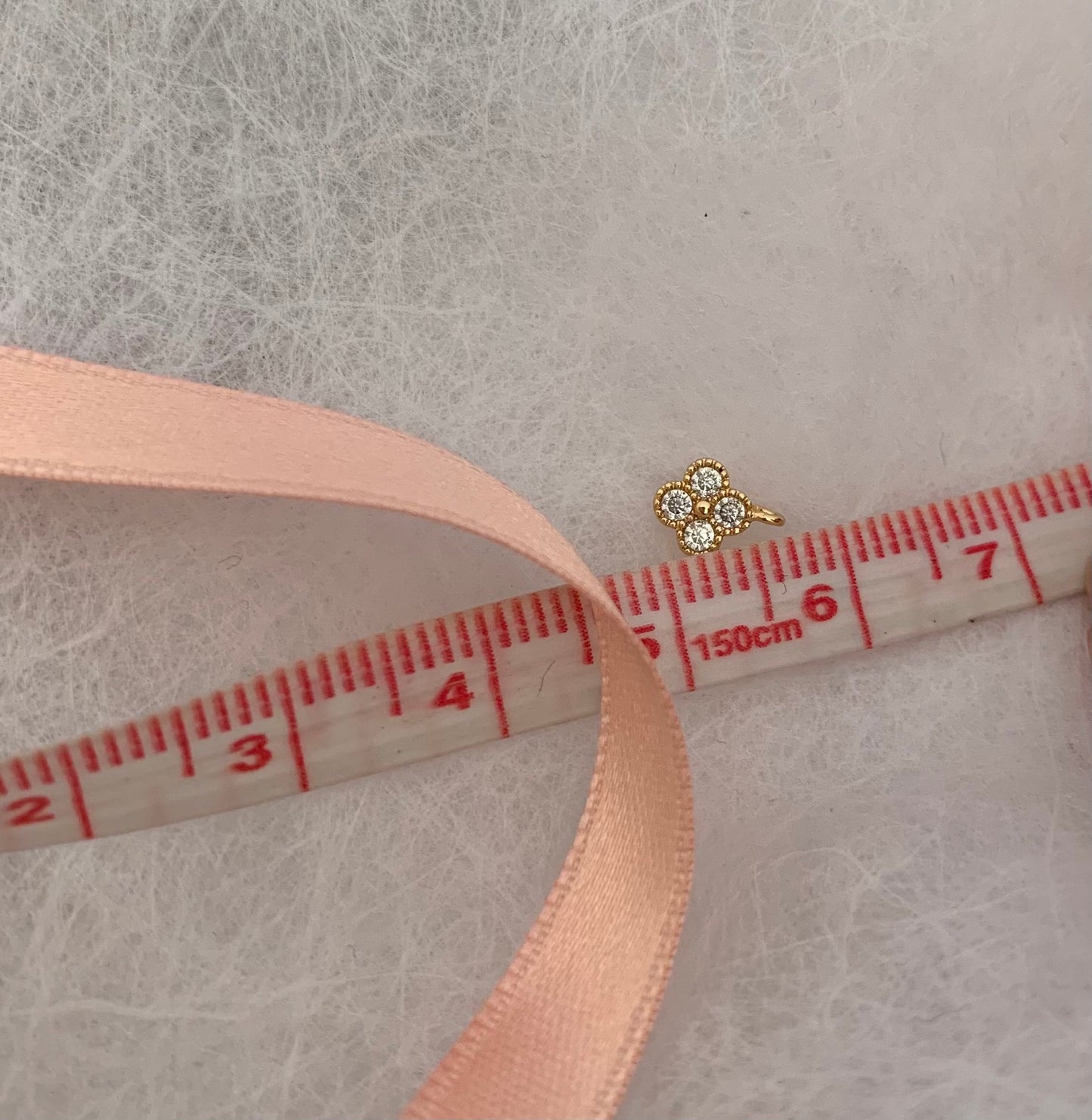 Petit pendentif trèfle 7,5 mm, plaqué or zirconium, micro pendentif doré