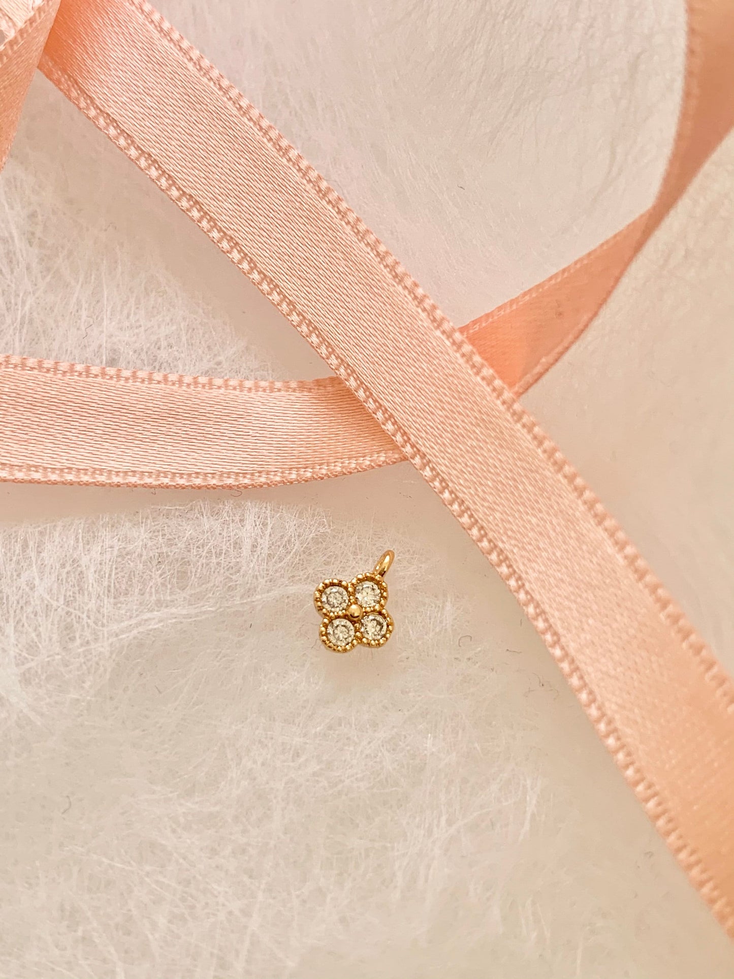 Petit pendentif trèfle 7,5 mm, plaqué or zirconium, micro pendentif doré