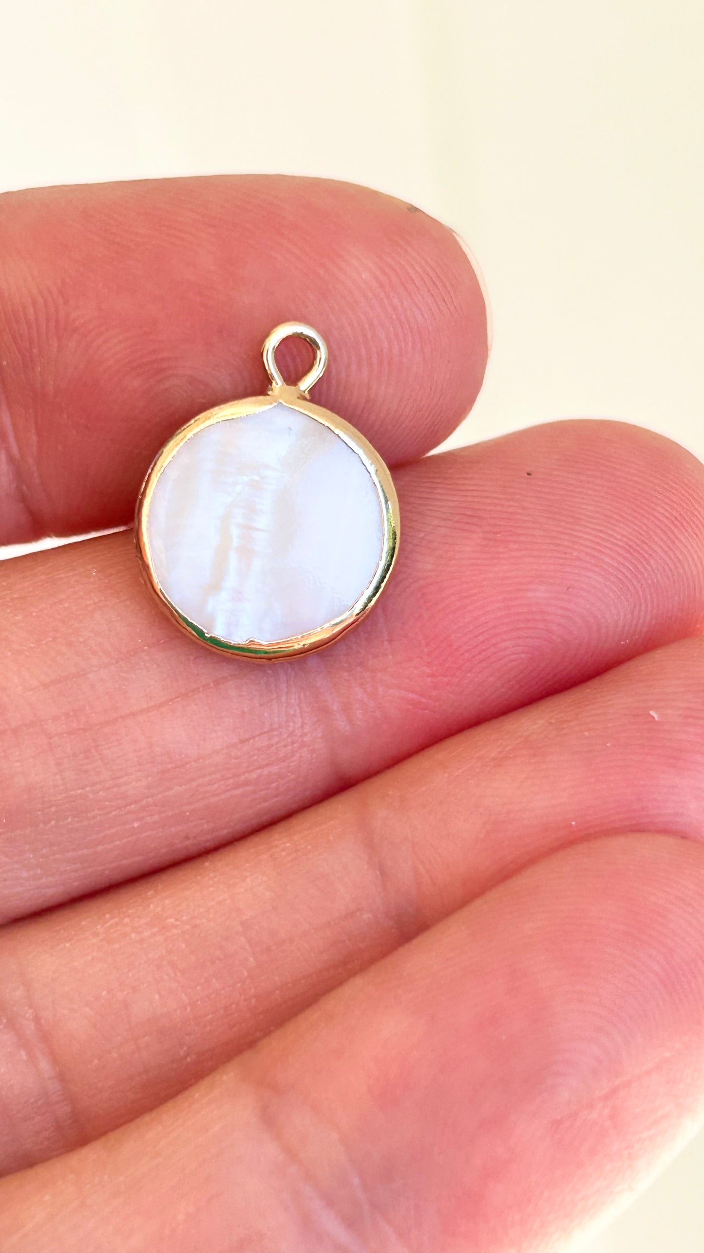 Pendentifs en nacre naturelle 12-13x16-17mm blanche et or