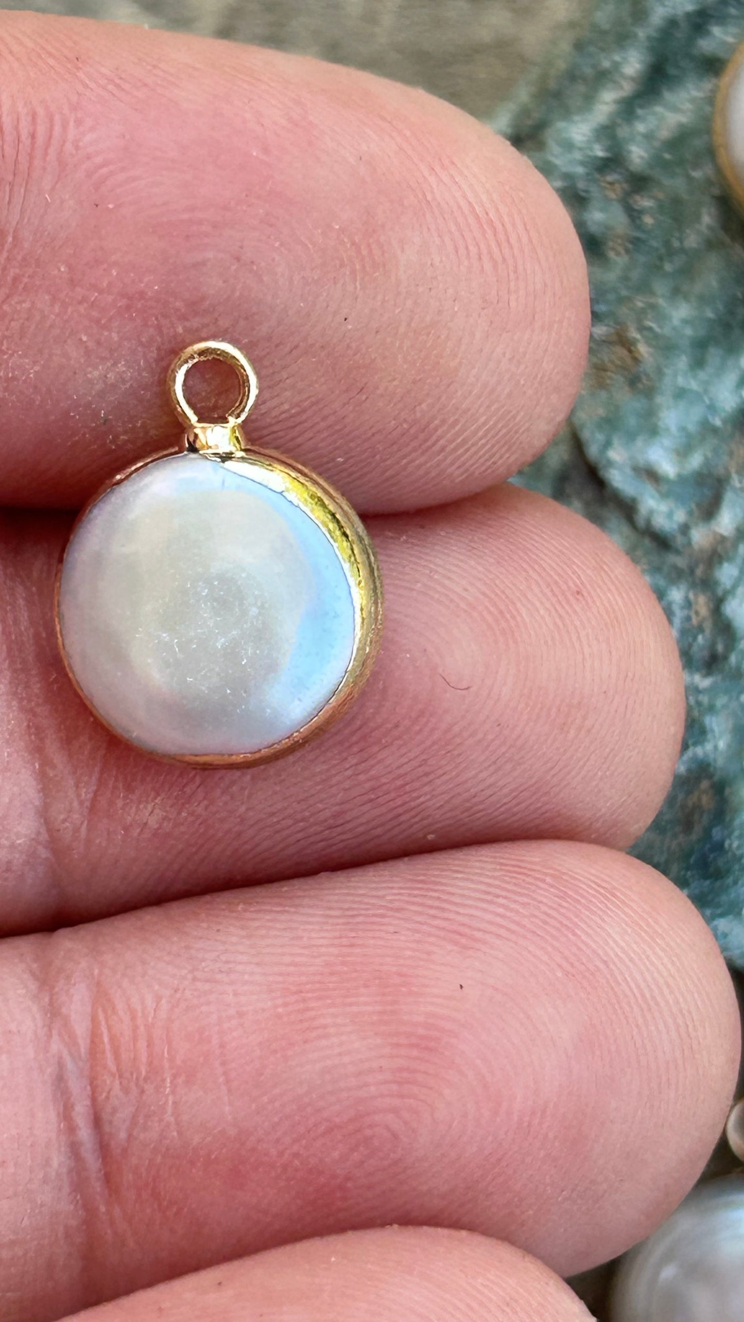 Pendentif en perle eau douce naturelle 12x15 mm blanche et or
