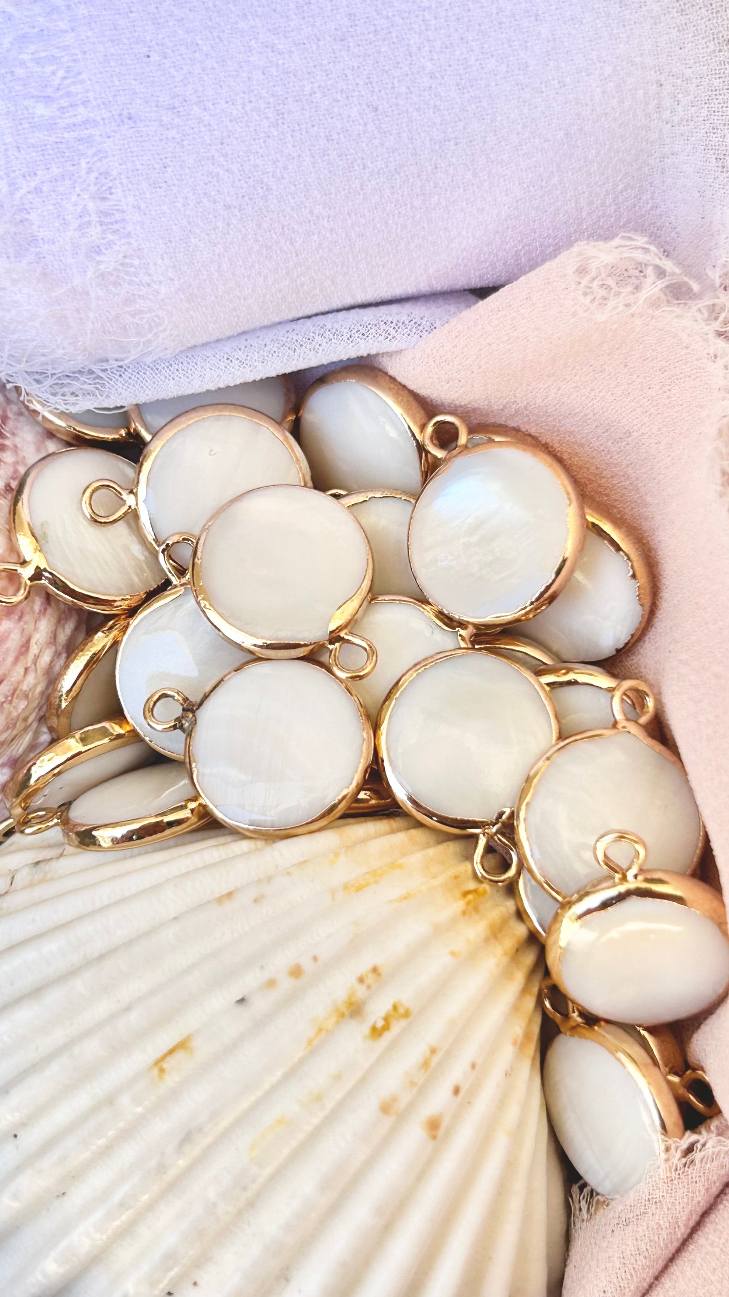 Pendentifs en nacre naturelle 12-13x16-17mm blanche et or