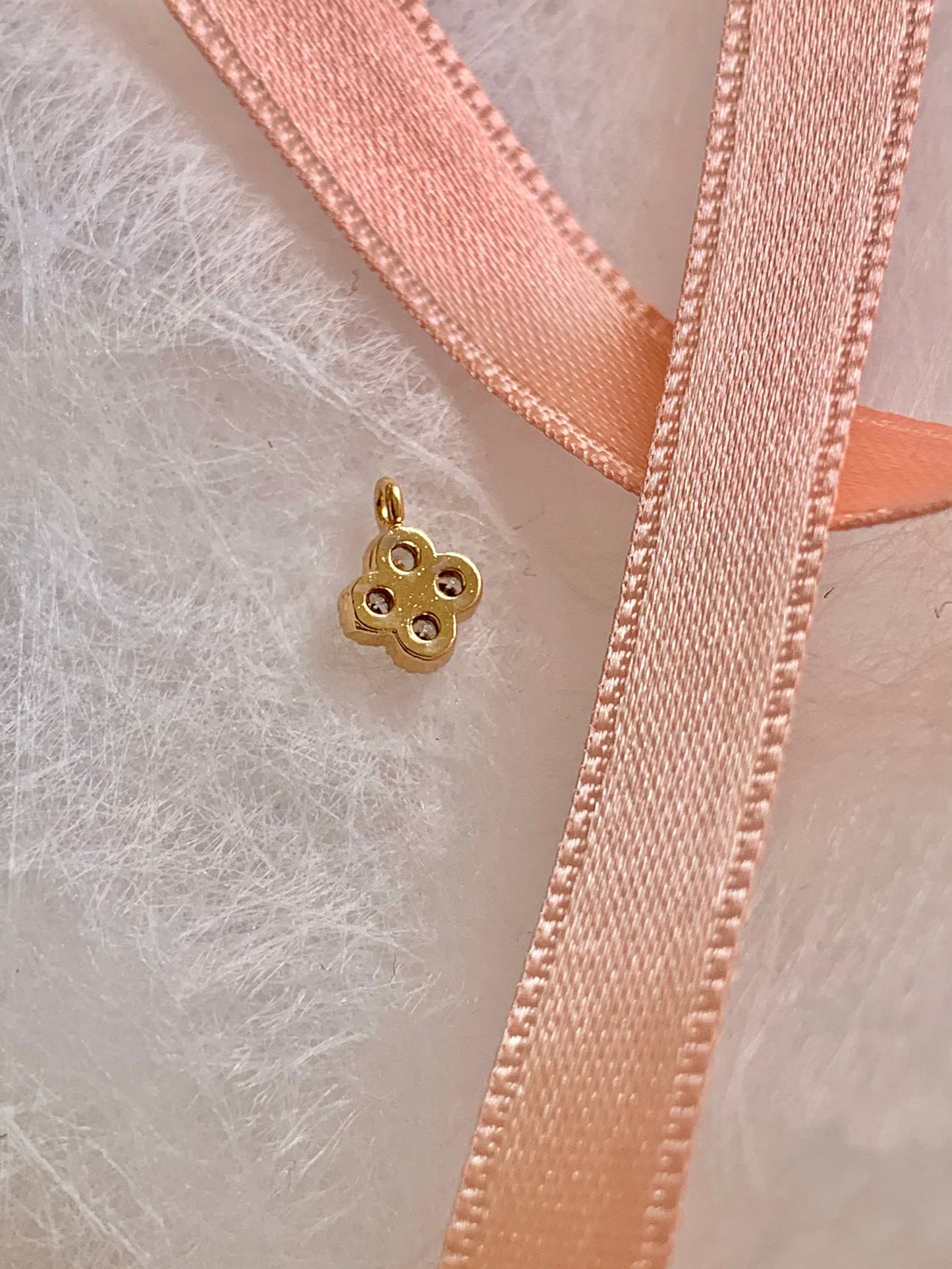 Petit pendentif trèfle 7,5 mm, plaqué or zirconium, micro pendentif doré