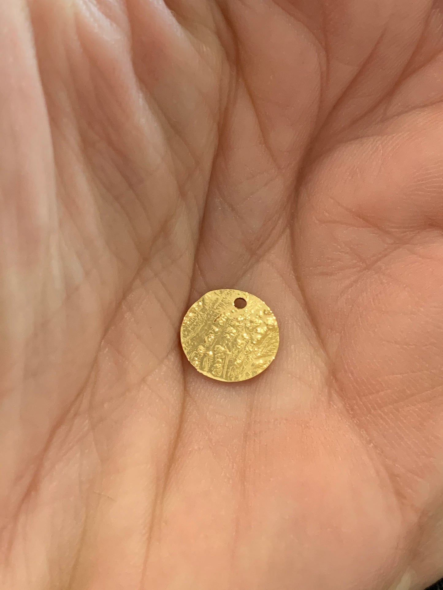 1 Médaille pastille 9 mm 1 trou Plaqué Or, cercle travaillé ‘brut’, disque martelé choker