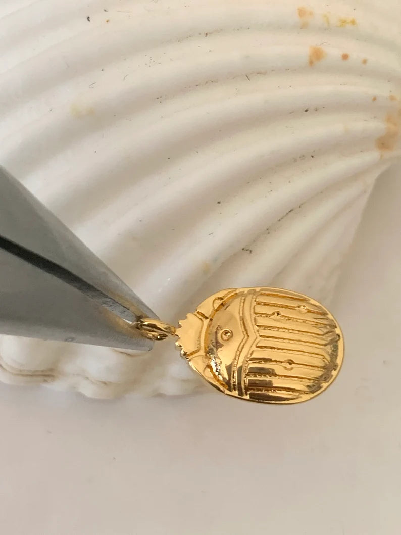 Scarabée 17,5x10mm doré, Pendentif scarabée bombé plaqué or 24 carats