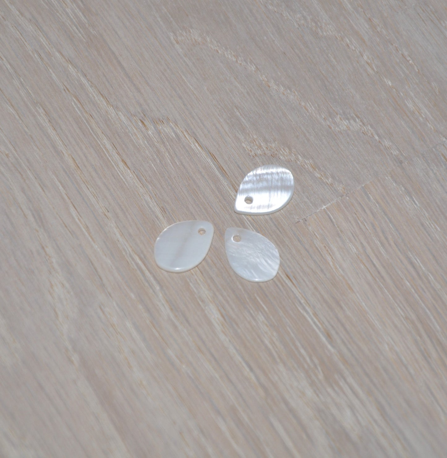Lot de 2 gouttes en nacre blanche naturelle 9x13 mm