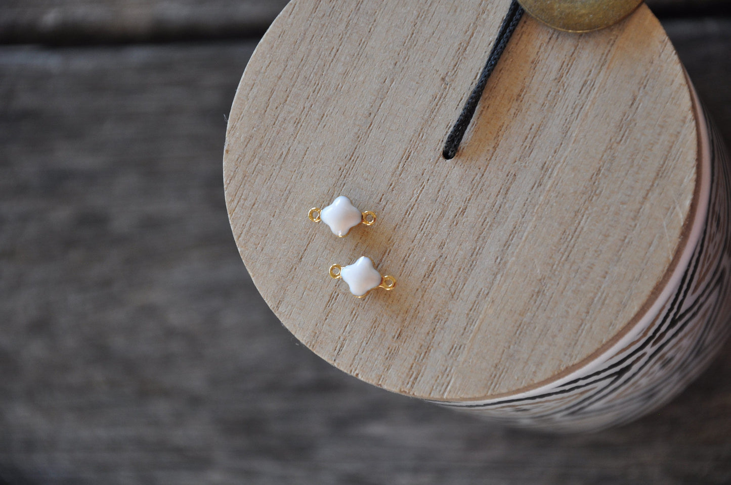 Connecteur Trèfle plaqué or Epoxy blanc 6 mm