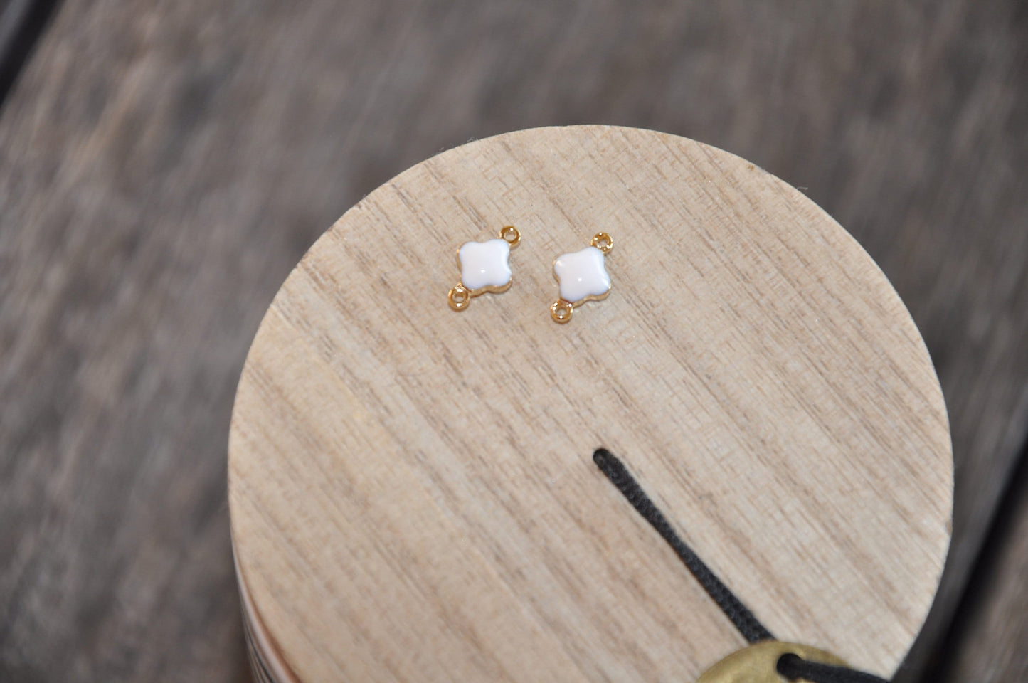 Connecteur Trèfle plaqué or Epoxy blanc 6 mm