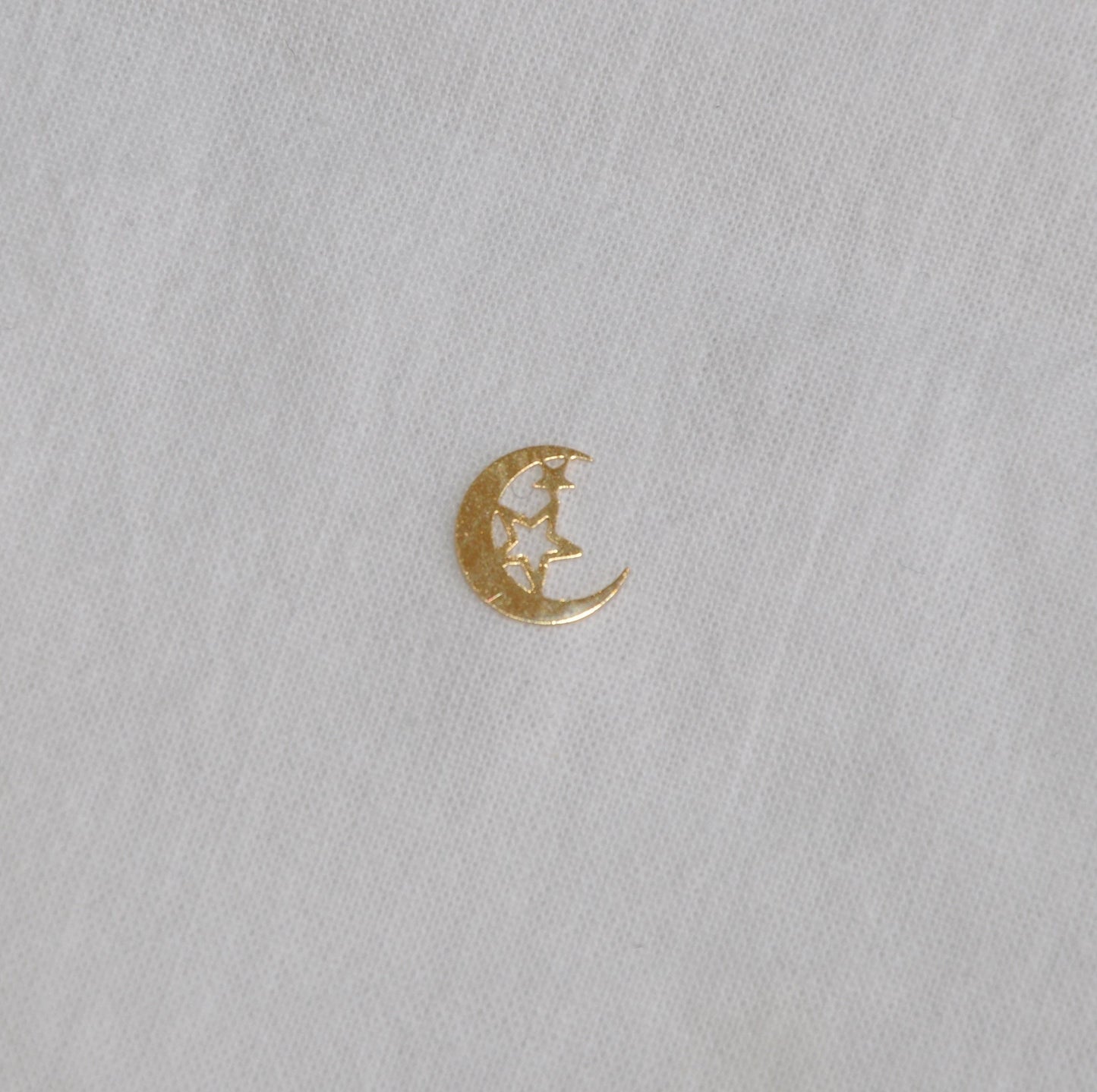 Pendentif Lune avec étoiles plaqué or 18K 3 x 9 mm