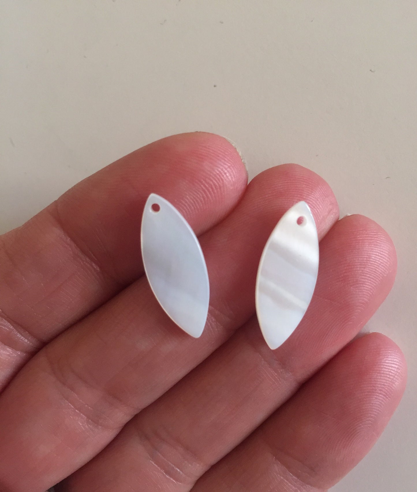 Lot de 2 gouttes longues en nacre blanche naturelle 8 x 20 mm