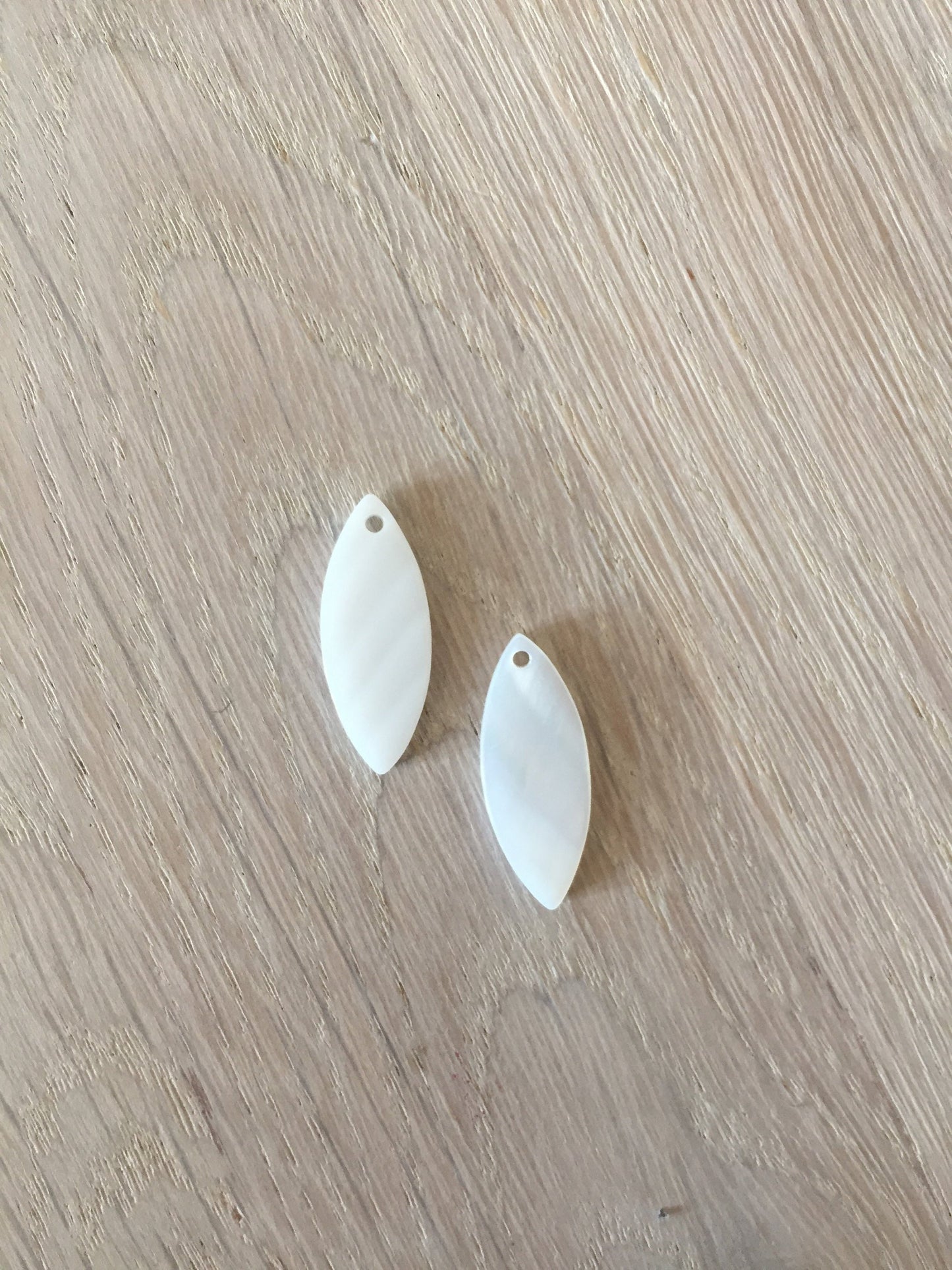 Lot de 2 gouttes longues en nacre blanche naturelle 8 x 20 mm