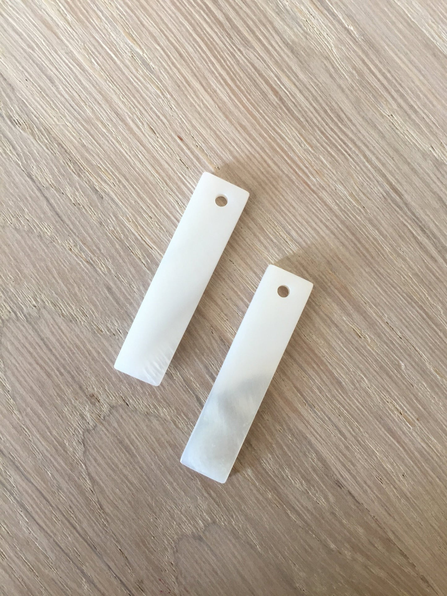 Lot de 2 rectangles longs en nacre blanche naturelle 7 x 26 mm