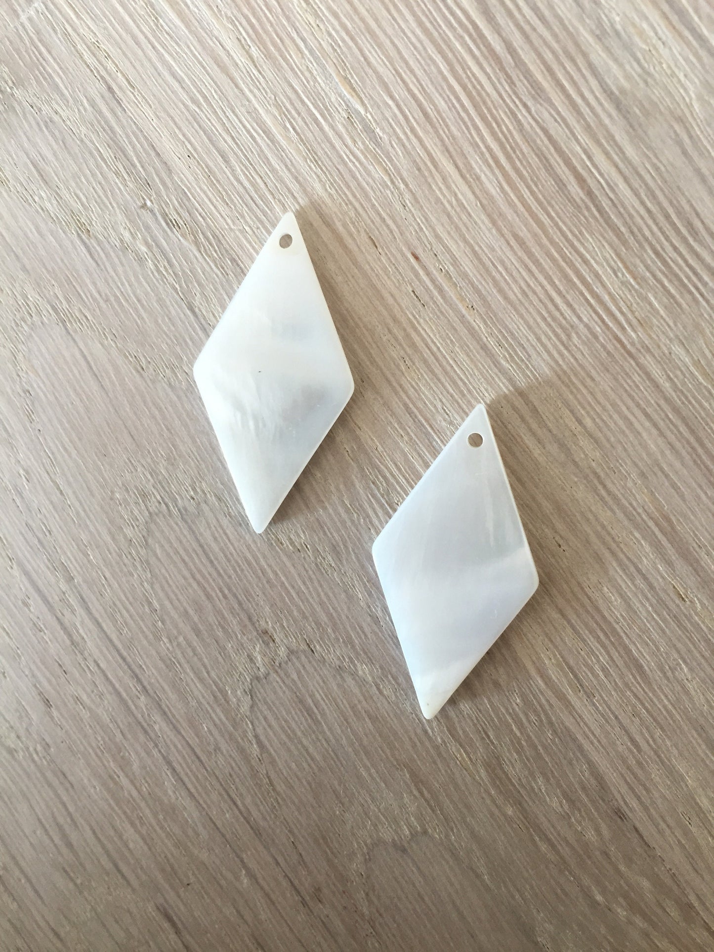 Lot de 2 losanges en nacre blanche naturelle 14 x 28 mm