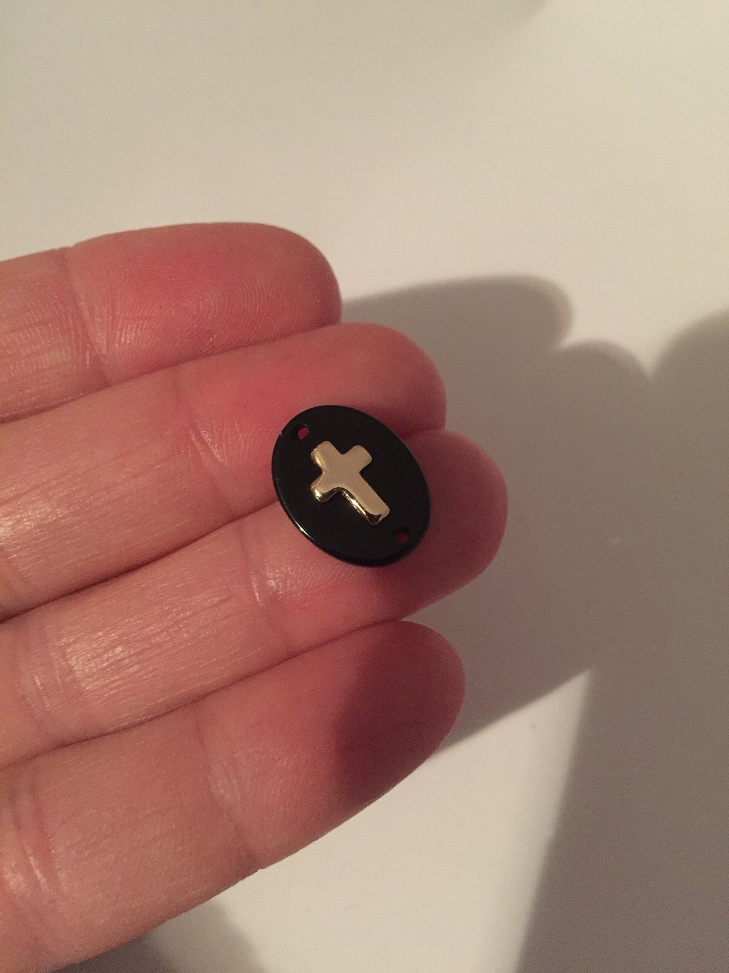 Connecteur Croix Plaqué or et Onyx véritable taillée 12 x 16 mm