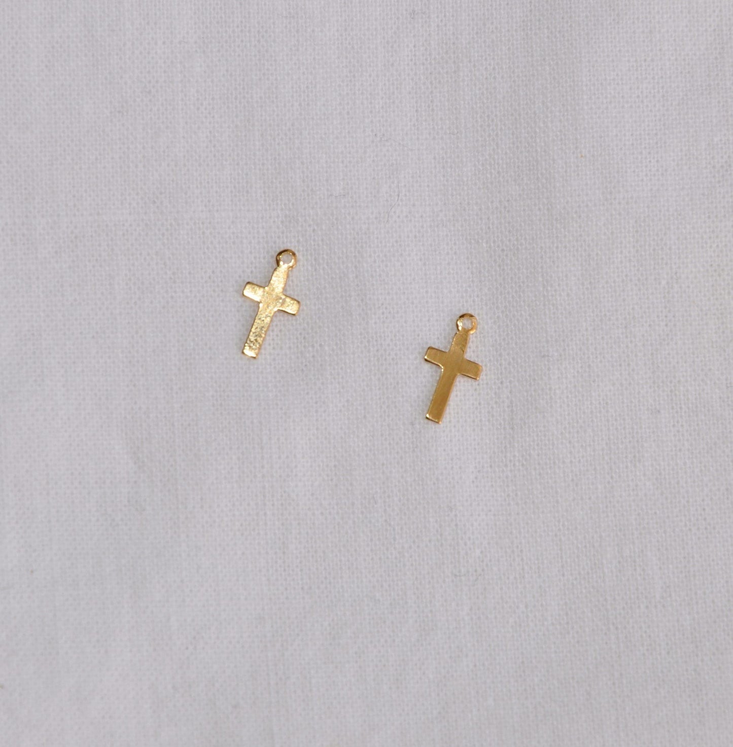 2 Croix minimalistes Plaqué Or 18 K 11x6 mm