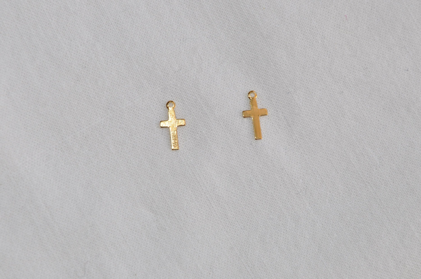 2 Croix minimalistes Plaqué Or 18 K 11x6 mm