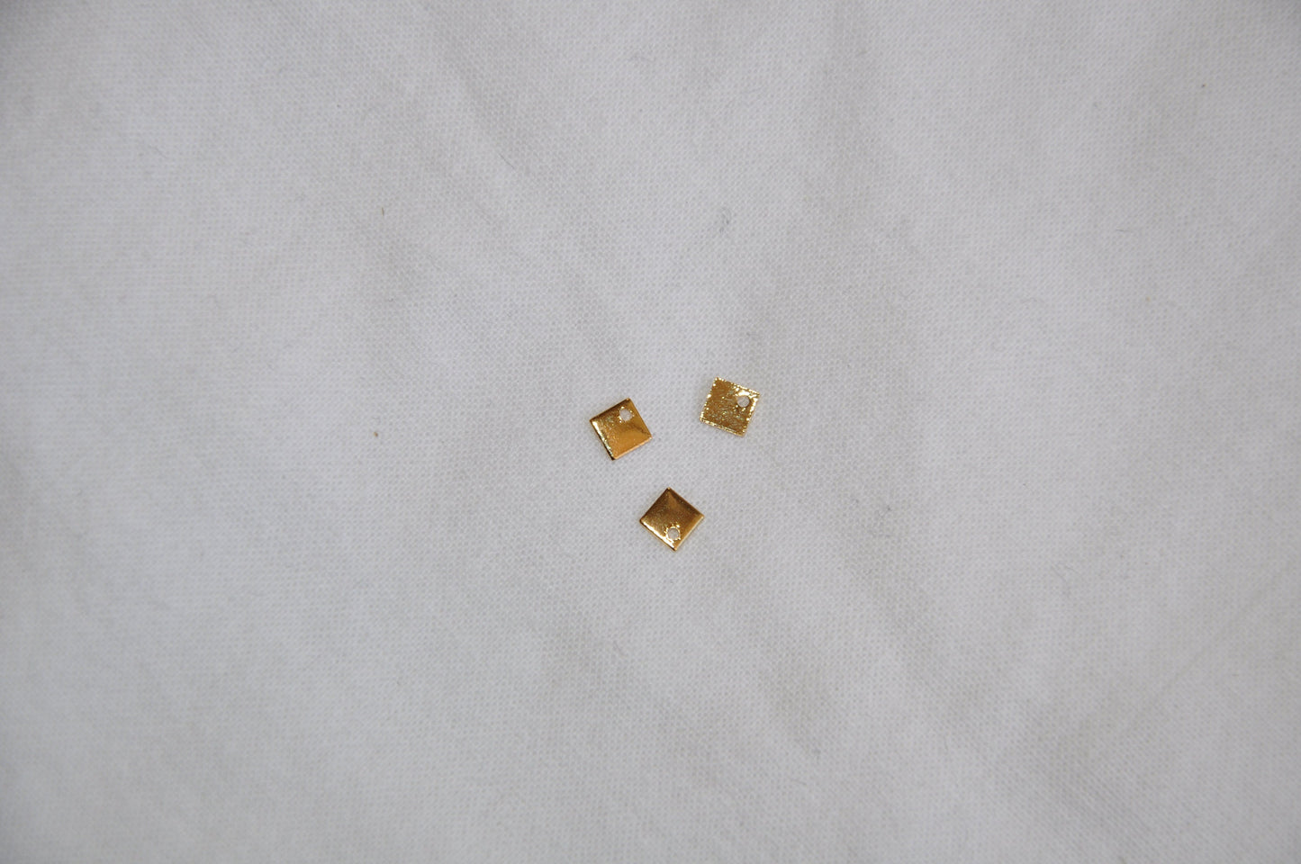 Lot de 2 carrés 4mm plaqué or, pampille carrée