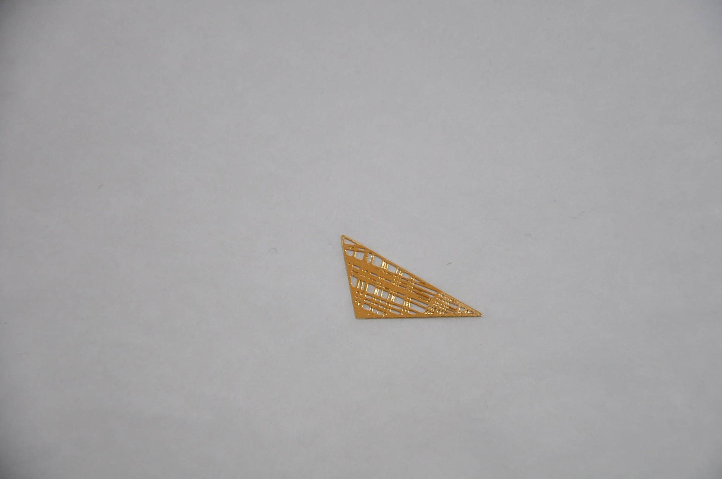 PENDENTIF TRIANGLE Plaqué OR filigrane 11x25 mm