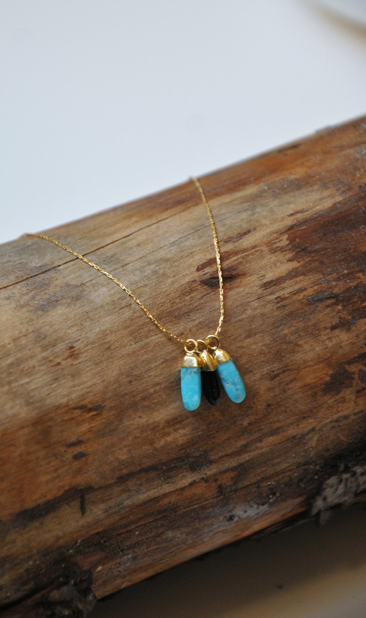Pendentif "Plume" Turquoise naturelle et plaqué or 18K 3 x 10 mm