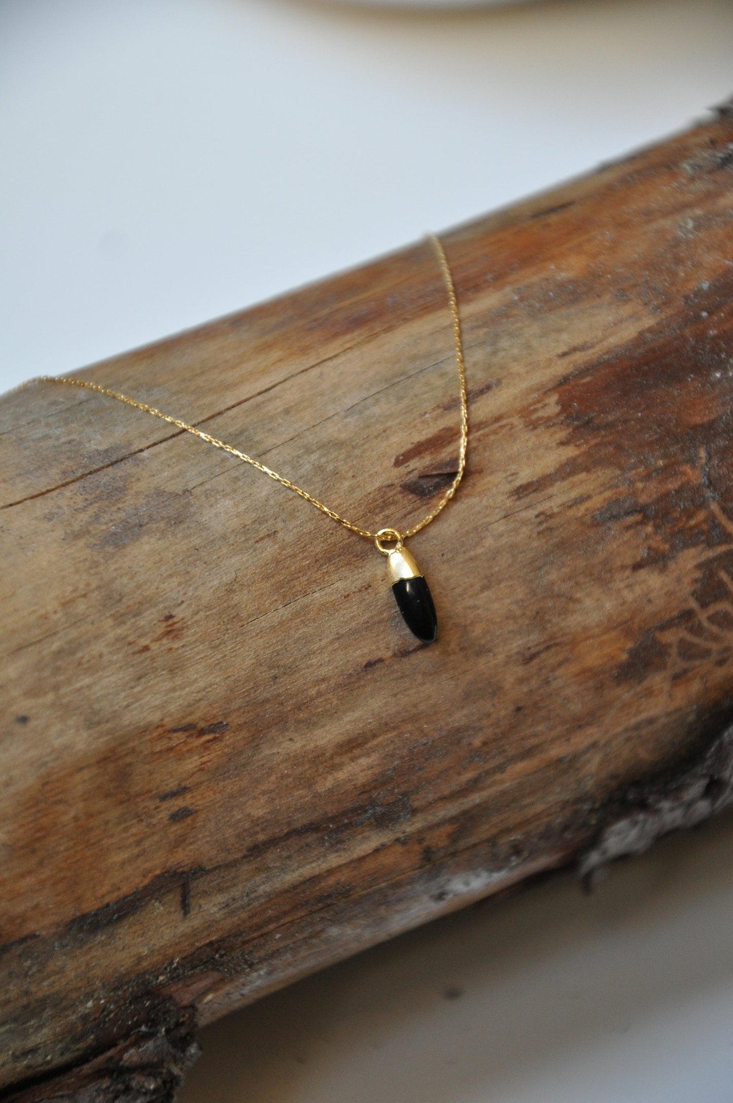Pendentif "Plume" pointe Onyx noire naturelle et plaqué or 18K 3 x 10 mm