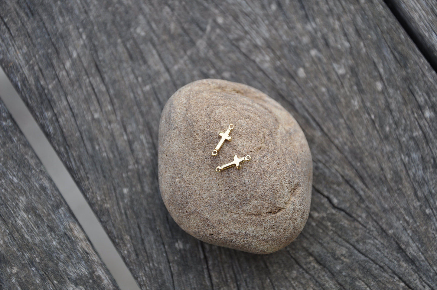 Connecteur croix minimaliste Plaqué Or 24 K 14 x 5 mm