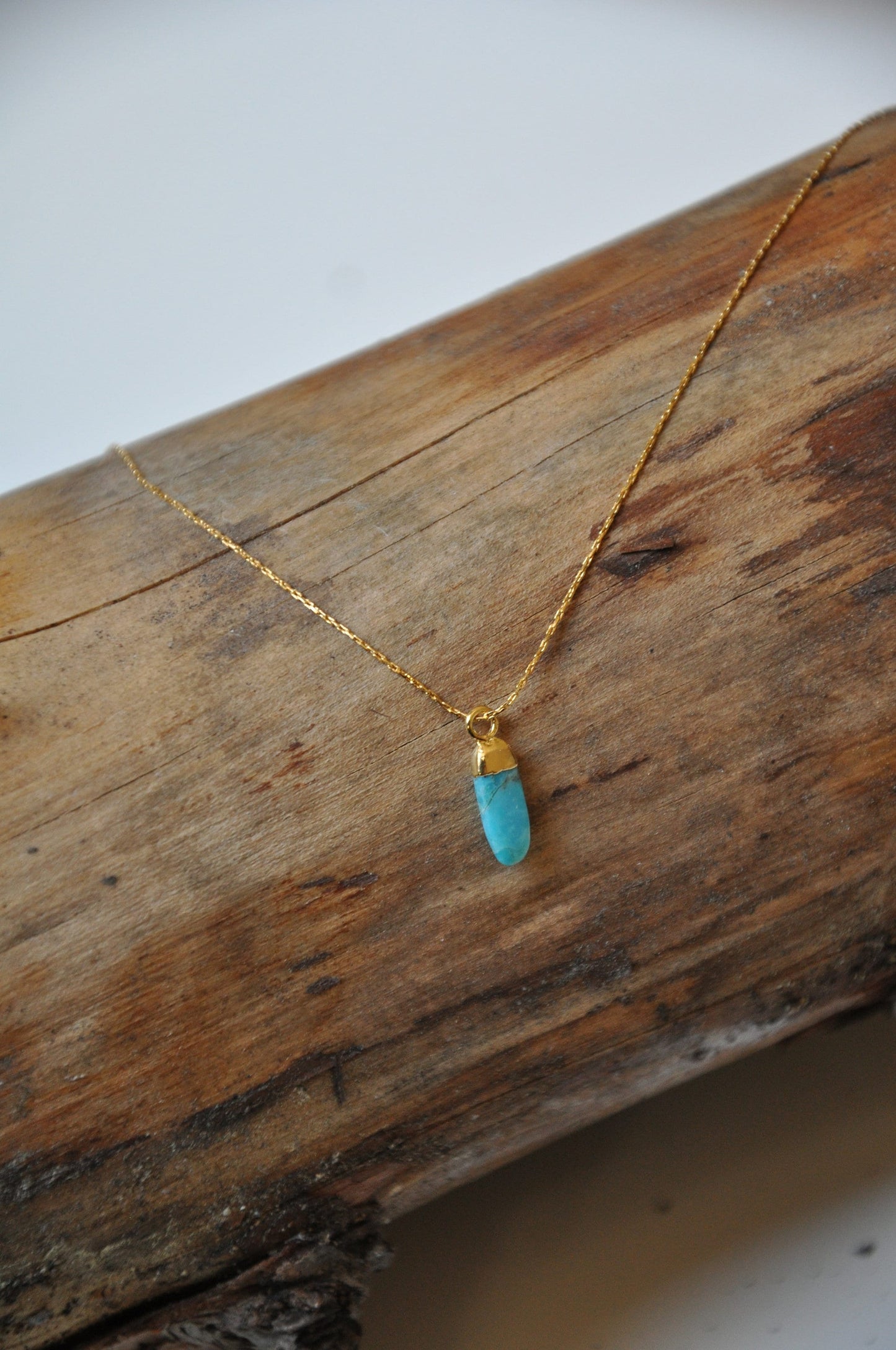 Pendentif "Plume" Turquoise naturelle et plaqué or 18K 3 x 10 mm